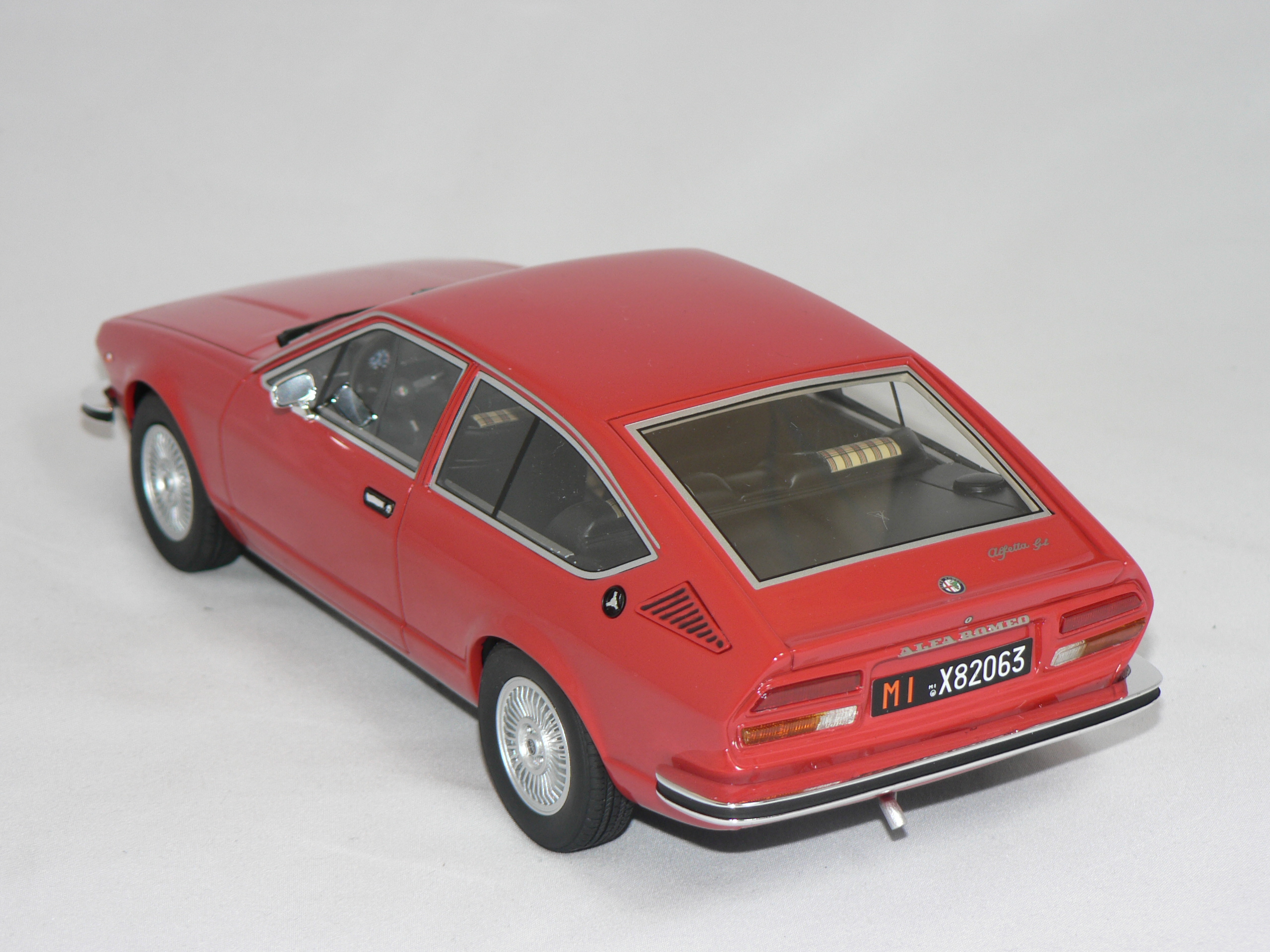 Alfa Romeo  Alfetta GT1.8   1974  1:18 Cult Models - 2
