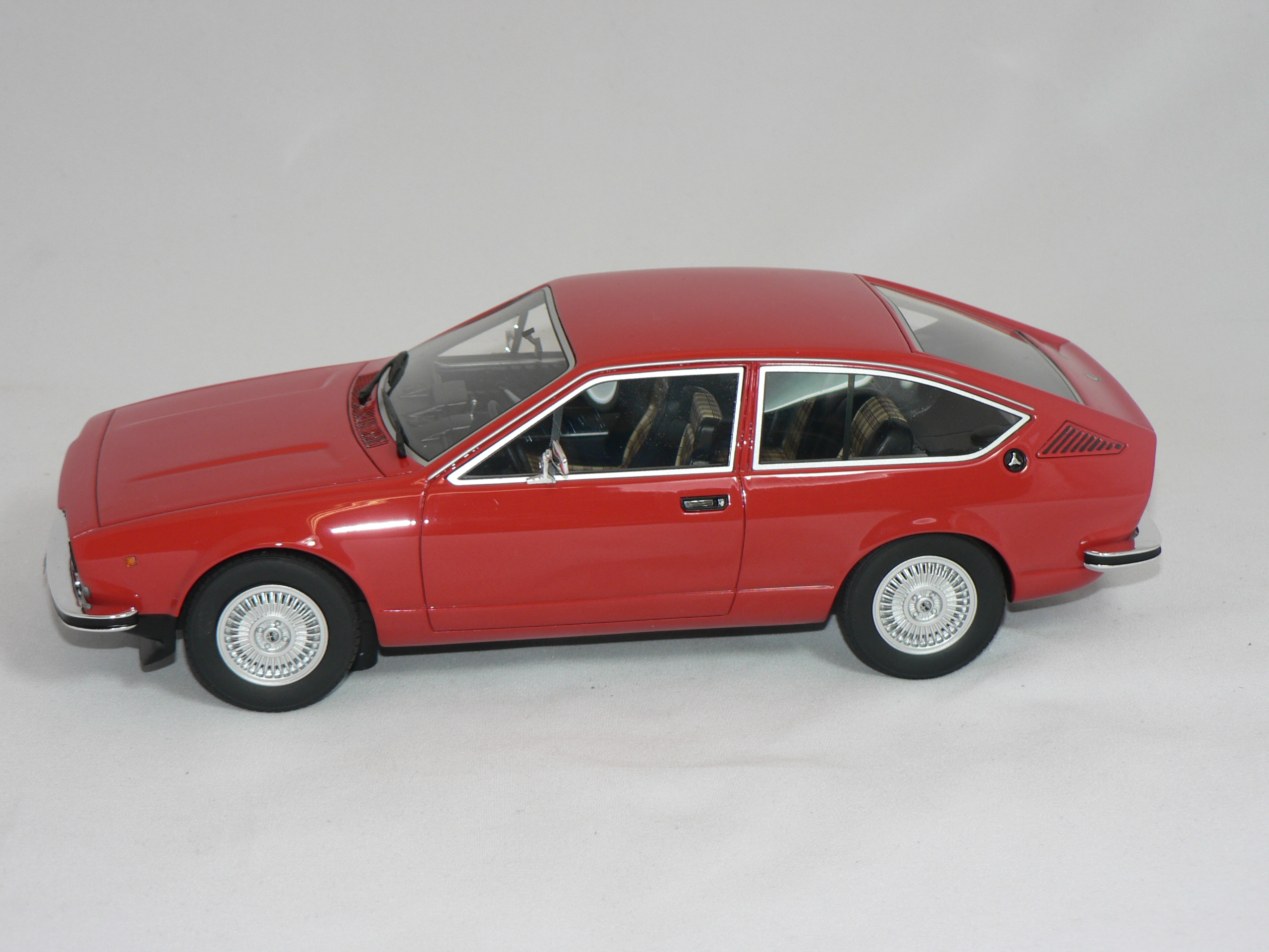 Alfa Romeo  Alfetta GT1.8   1974  1:18 Cult Models - 3