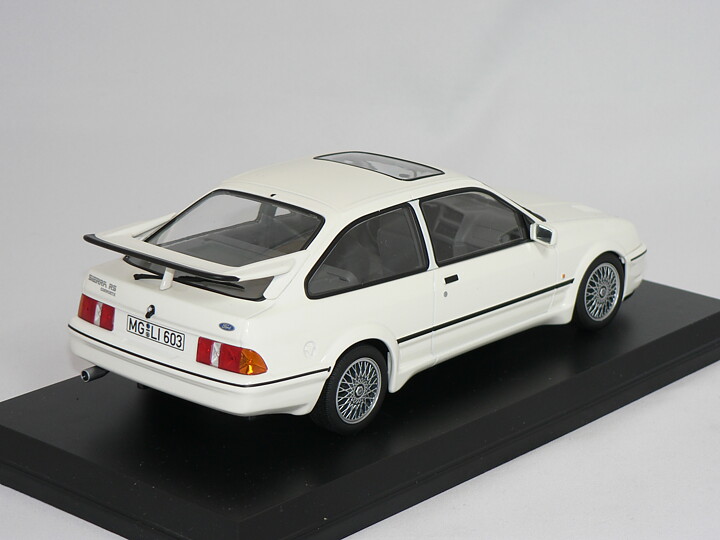 Ford Sierra RS Cosworth -1986  Vit  (INGET ÖPPNINGSBART)  New Ray  1:18  Norev