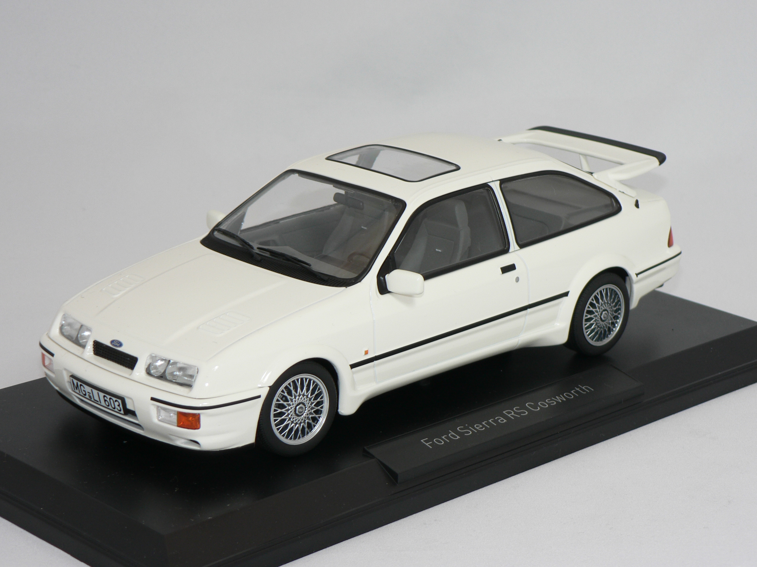 Ford Sierra RS Cosworth -1986  Vit  (INGET ÖPPNINGSBART)  New Ray  1:18  Norev