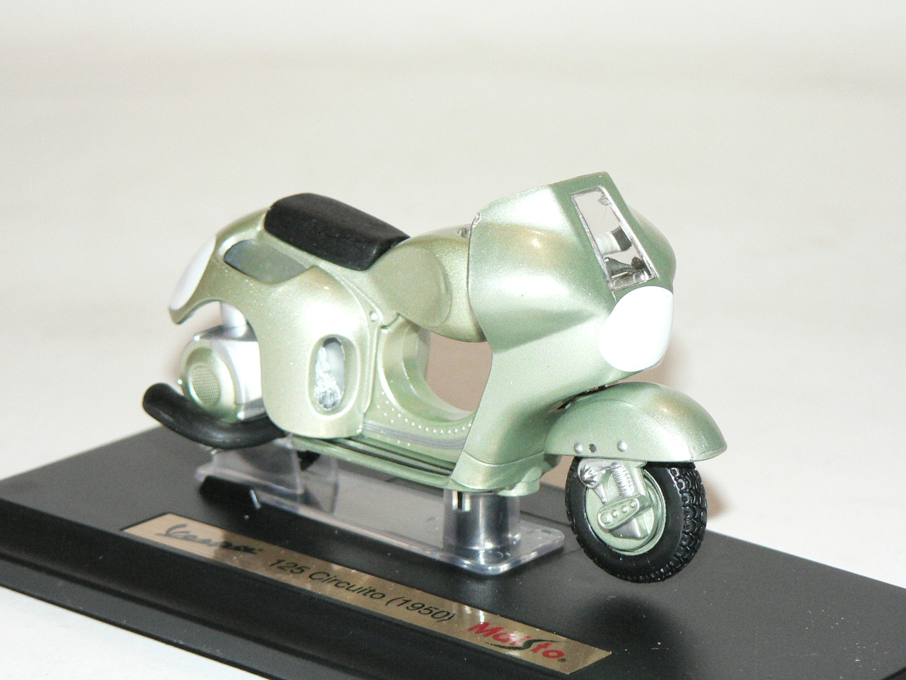 Vespa 125 Circuito   1:18  Maisto