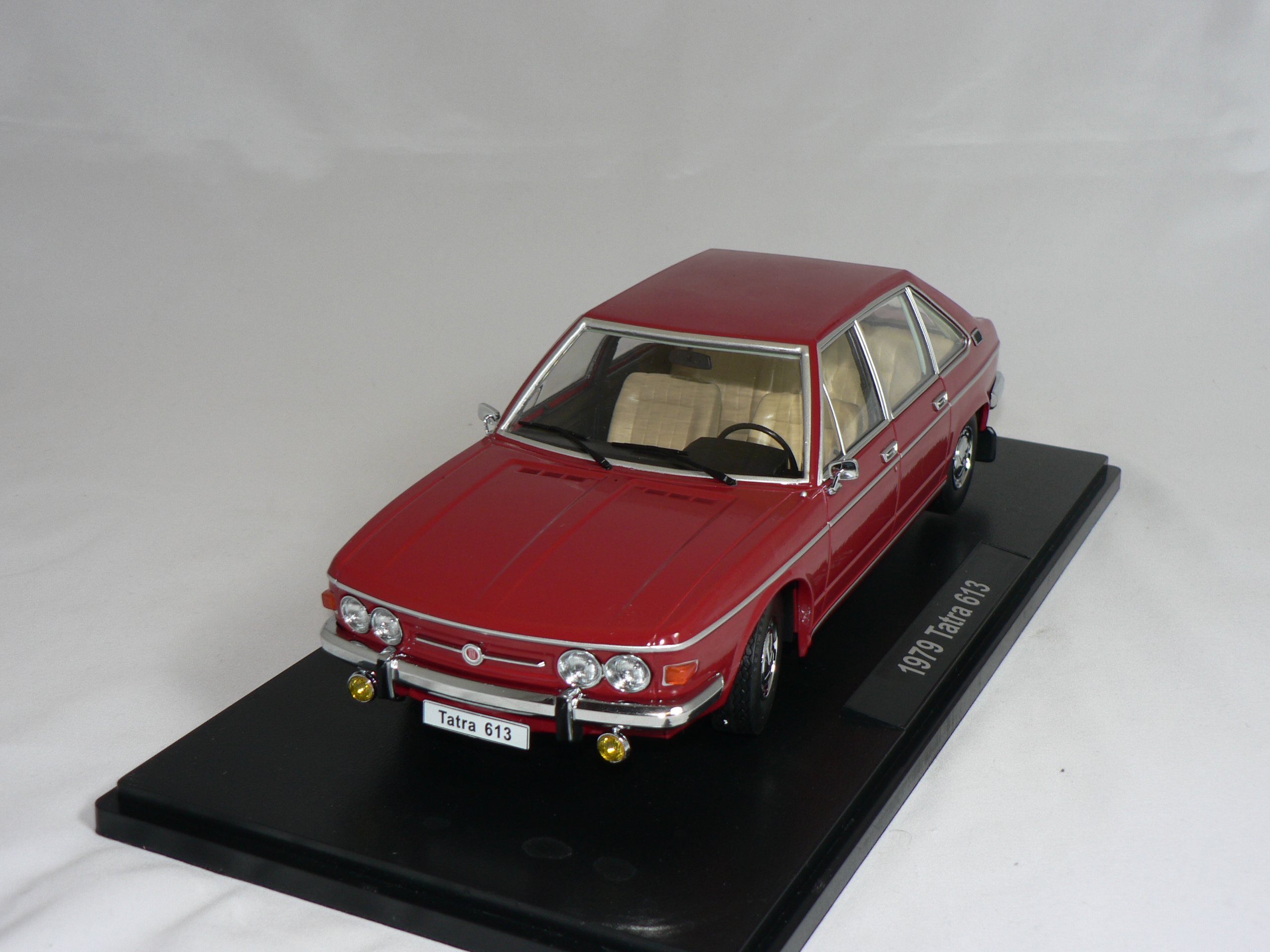 Tatra 613  1979   Triple 9  1:18