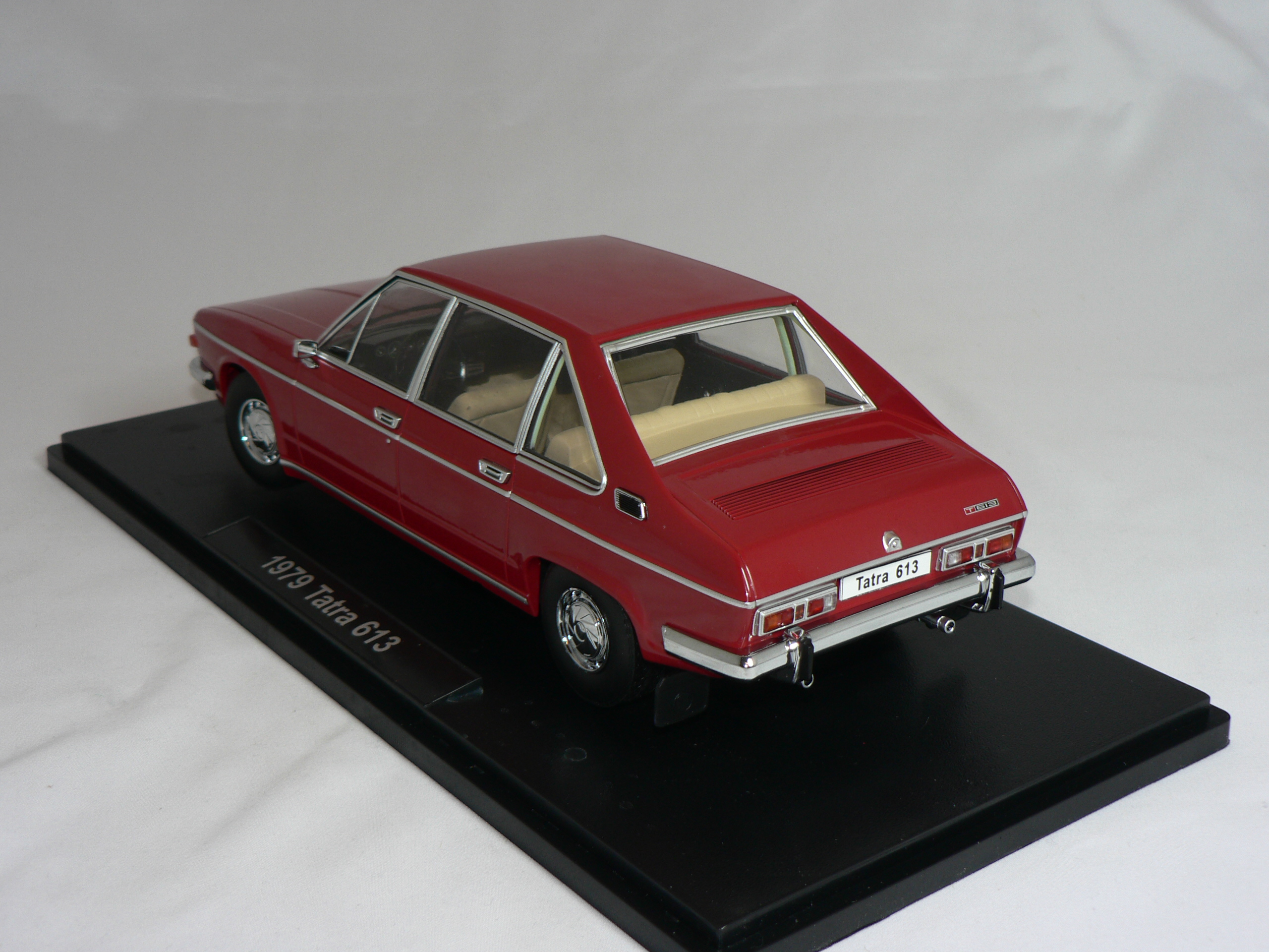 Tatra 613  1979   Triple 9  1:18 - 2