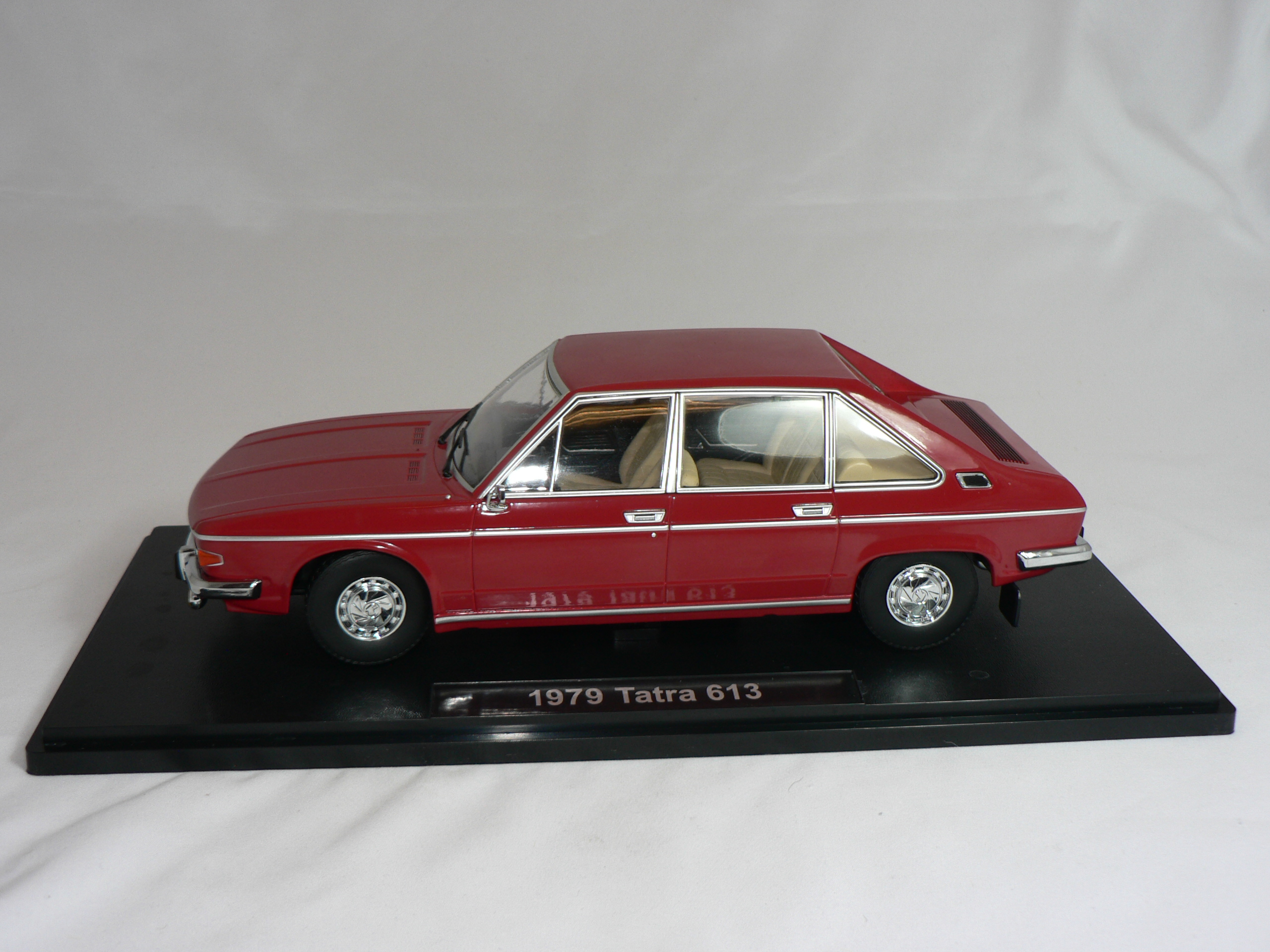 Tatra 613  1979   Triple 9  1:18 - 3