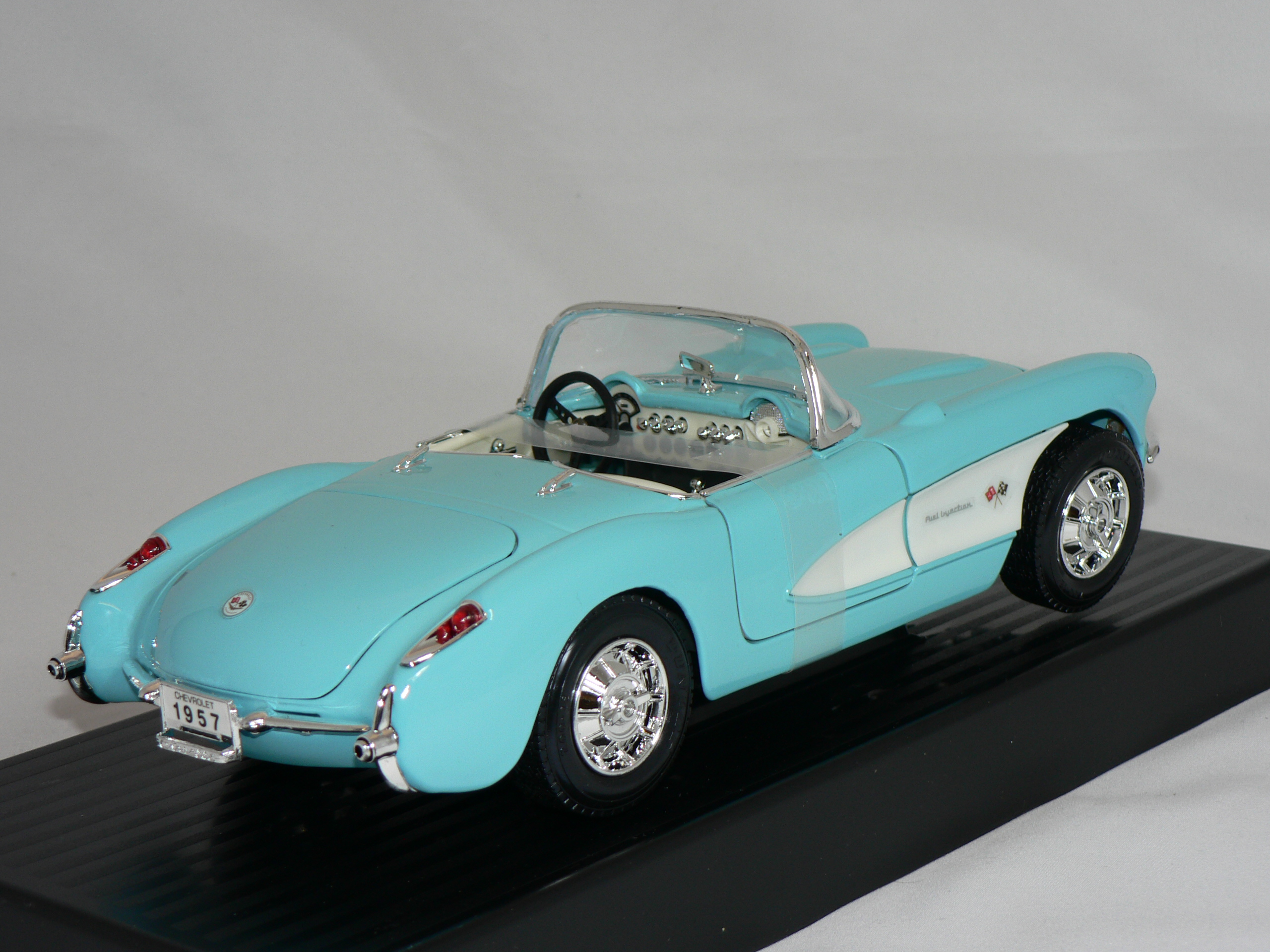Chevrolet  Corvette   1957  1:18  Road Legends/Lucky Die Cast - 2