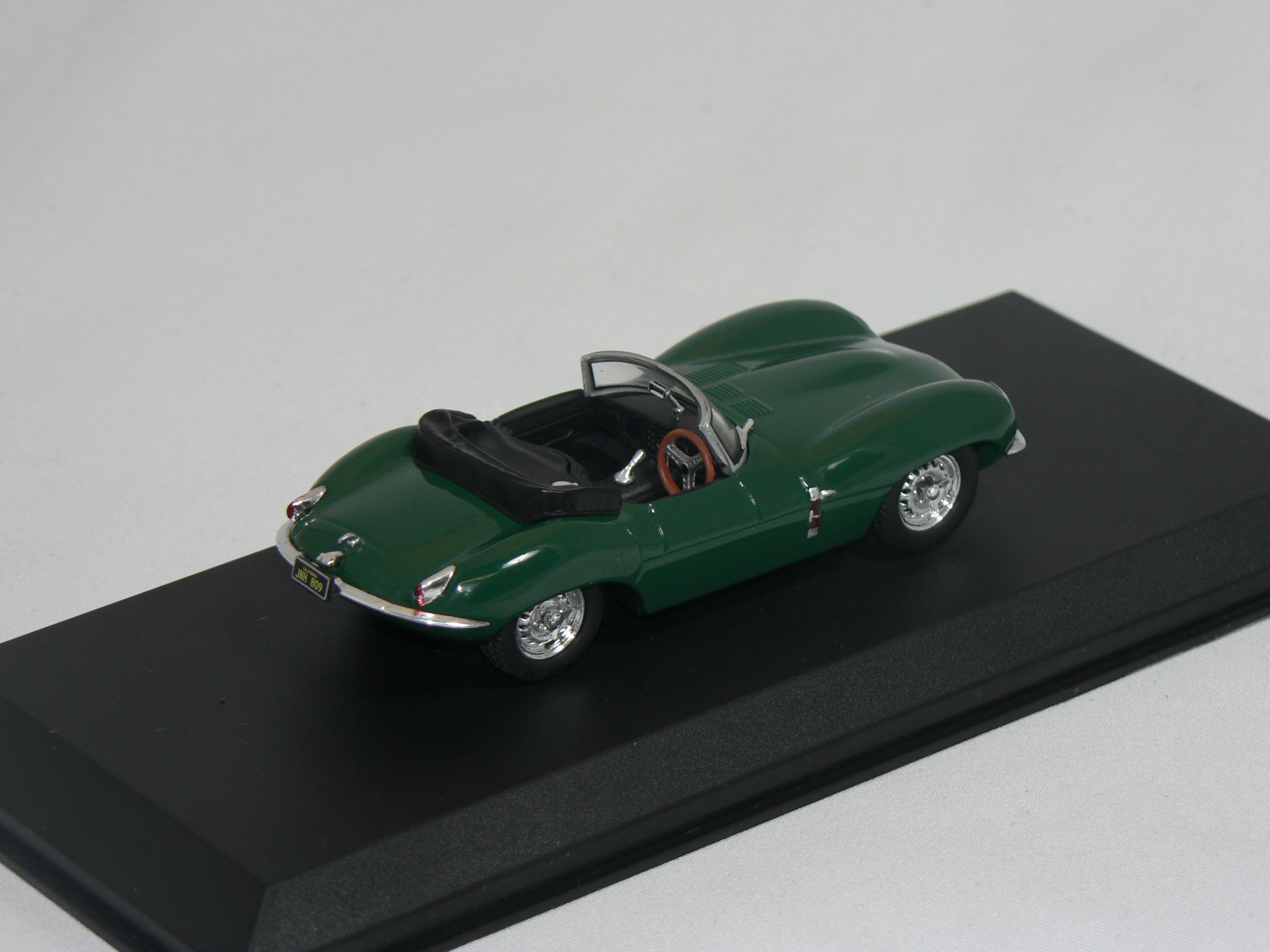 Steve McQueen's Jaguar XKSS -1957 (Steve McQueen FIGUR MEDFÖLJER)   1:43  Greenlight - 4