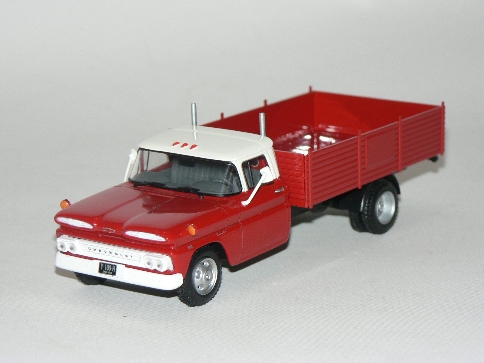 Chevrolet C30 Truck 1961  1:43  Whitebox