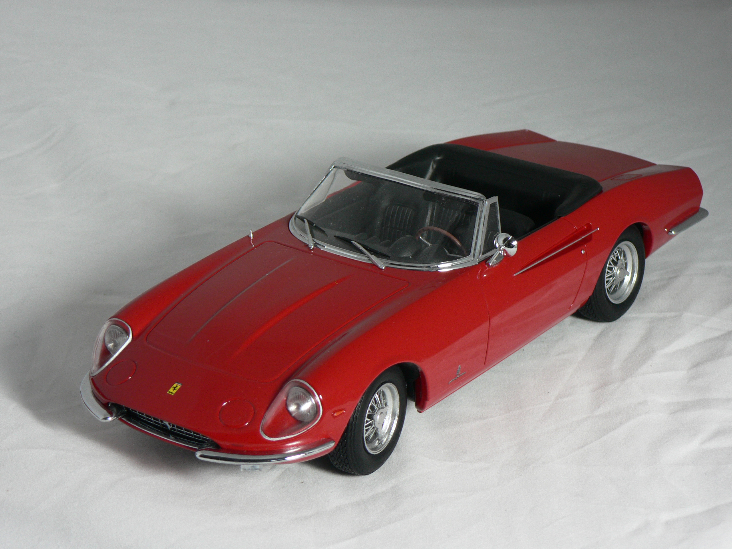 Ferrari 365 California Spyder -1966 (Inget är öppningsbart) Limited Edition 1 of 2250pcs  1:18  KK Scale