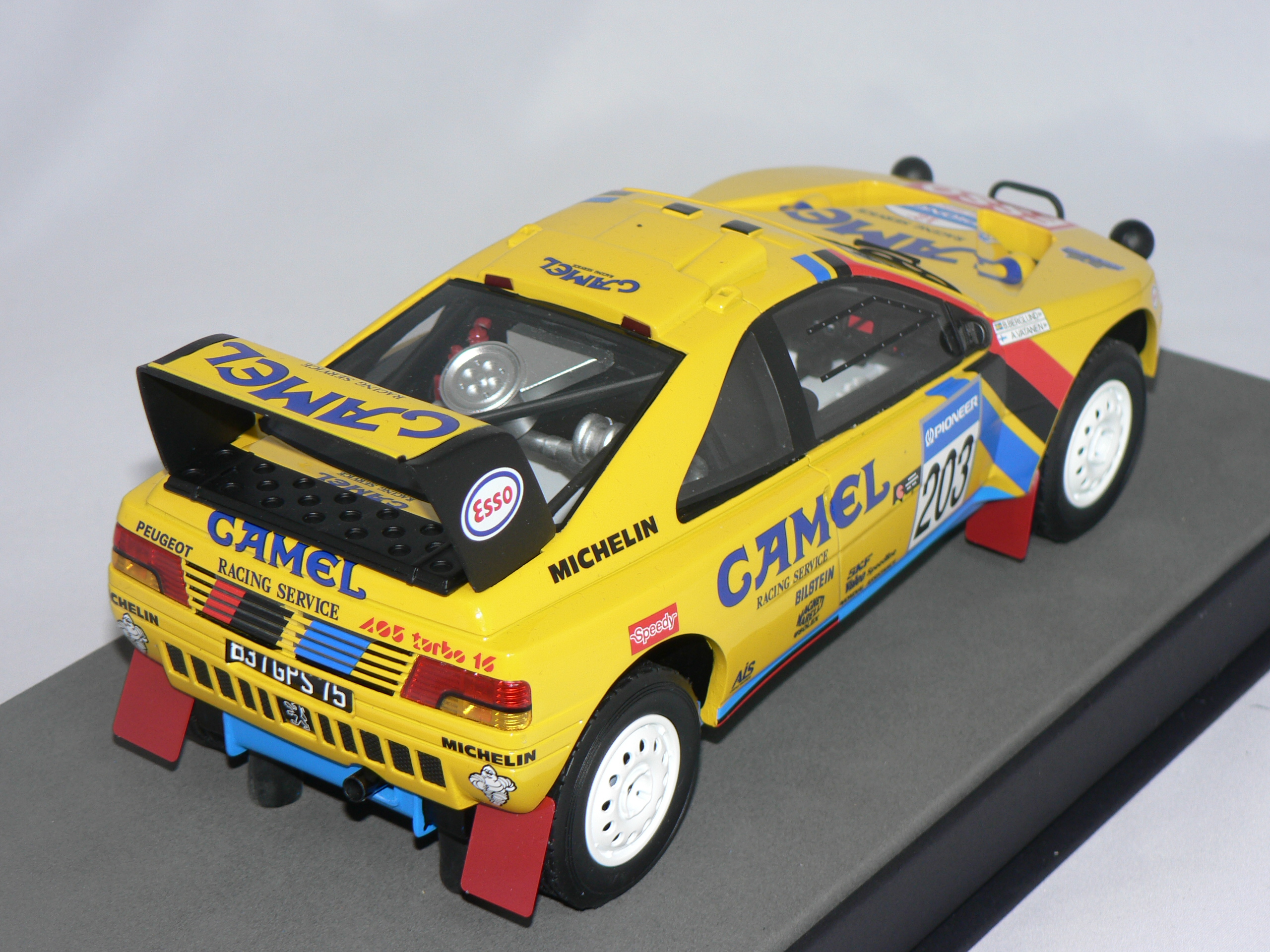 Peugeot 405 GT T-16 (Winner Paris Dakar 1990) A.Vatanen-B.Berglund (INGET ÖPPNINGSBART) Limited Edition 500pce  1:18  Top Marques - 2