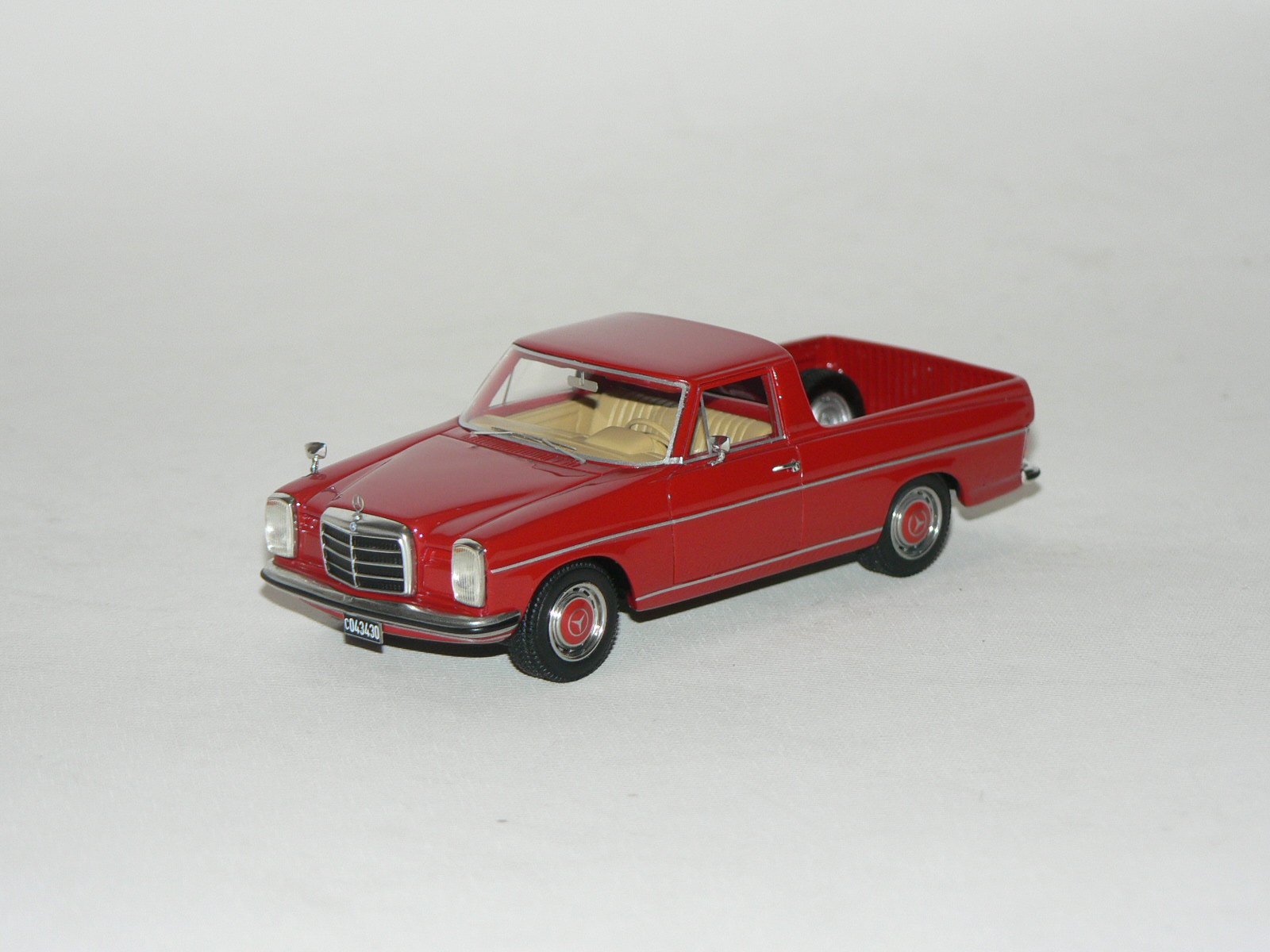 Mercedes Benz 220D Binz (W115) Pick Up Argentina   1:43   Bos Models