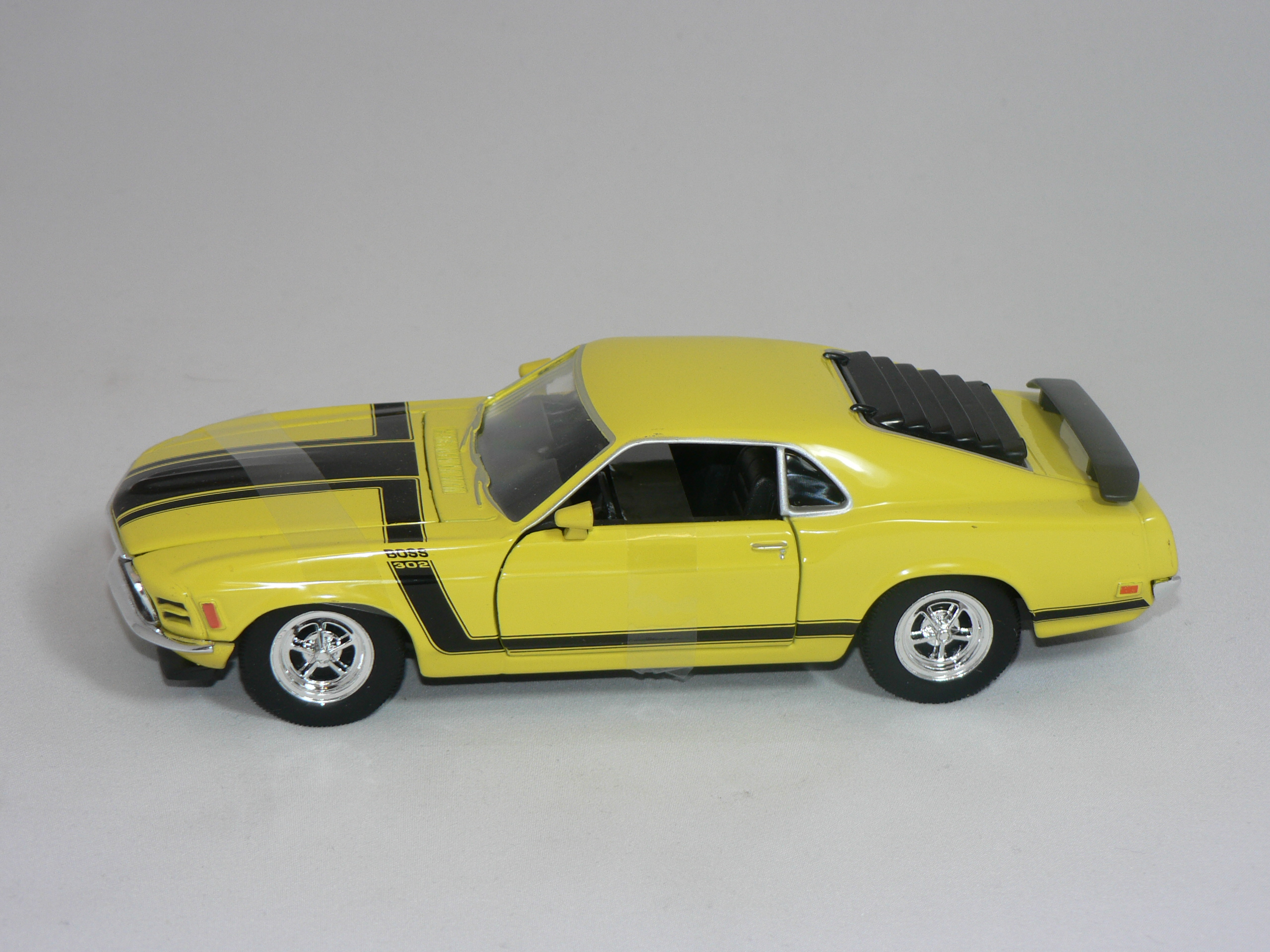 Ford Mustang Boss 302  1970   1:24 Welly - 3