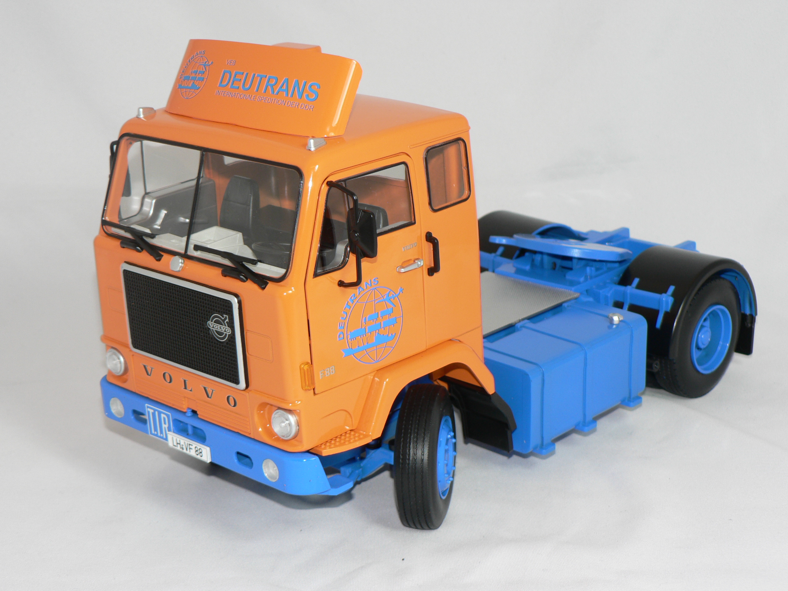 Volvo F88  Deutrans  1965   1:18  Road Kings