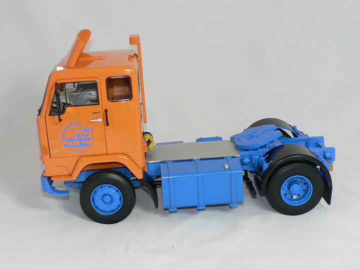 Volvo F88  Deutrans  1965   1:18  Road Kings
