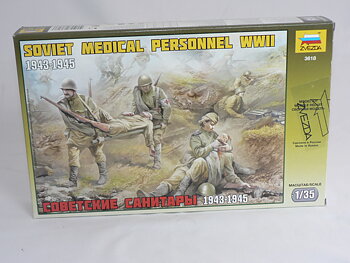 Soviet Medical Personnel  WWII  1:35 Zvezda