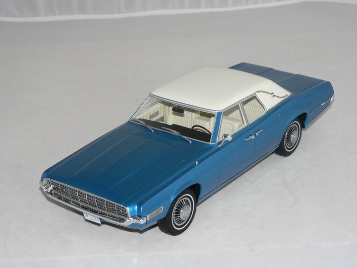 Ford Thunderbird 4-Door Landau -1968 (Inget Öppningsbart)   1:18   Bos Models