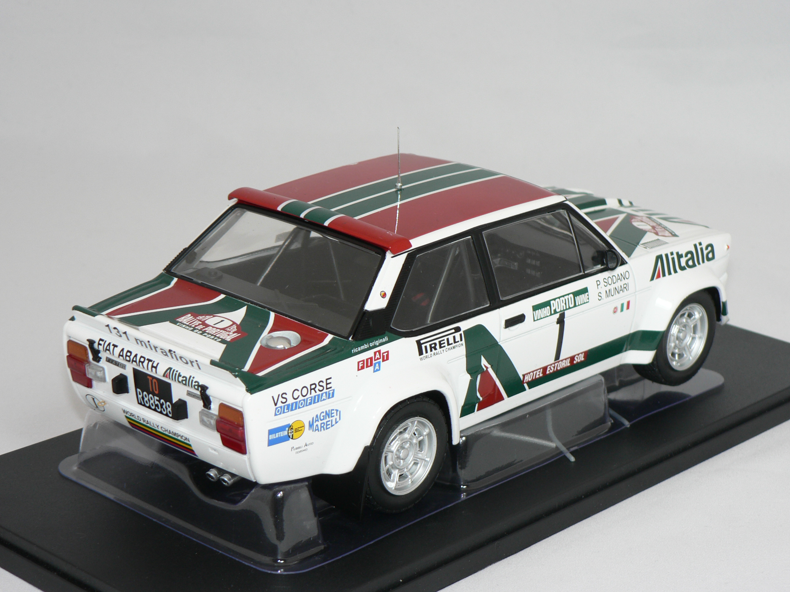 Fiat 131 Abarth #1 (RALLY PORTUGAL 1978) S. Munari-P. Sodano (INGET ÖPPNINGSBART)  1:18  Ixo - 2