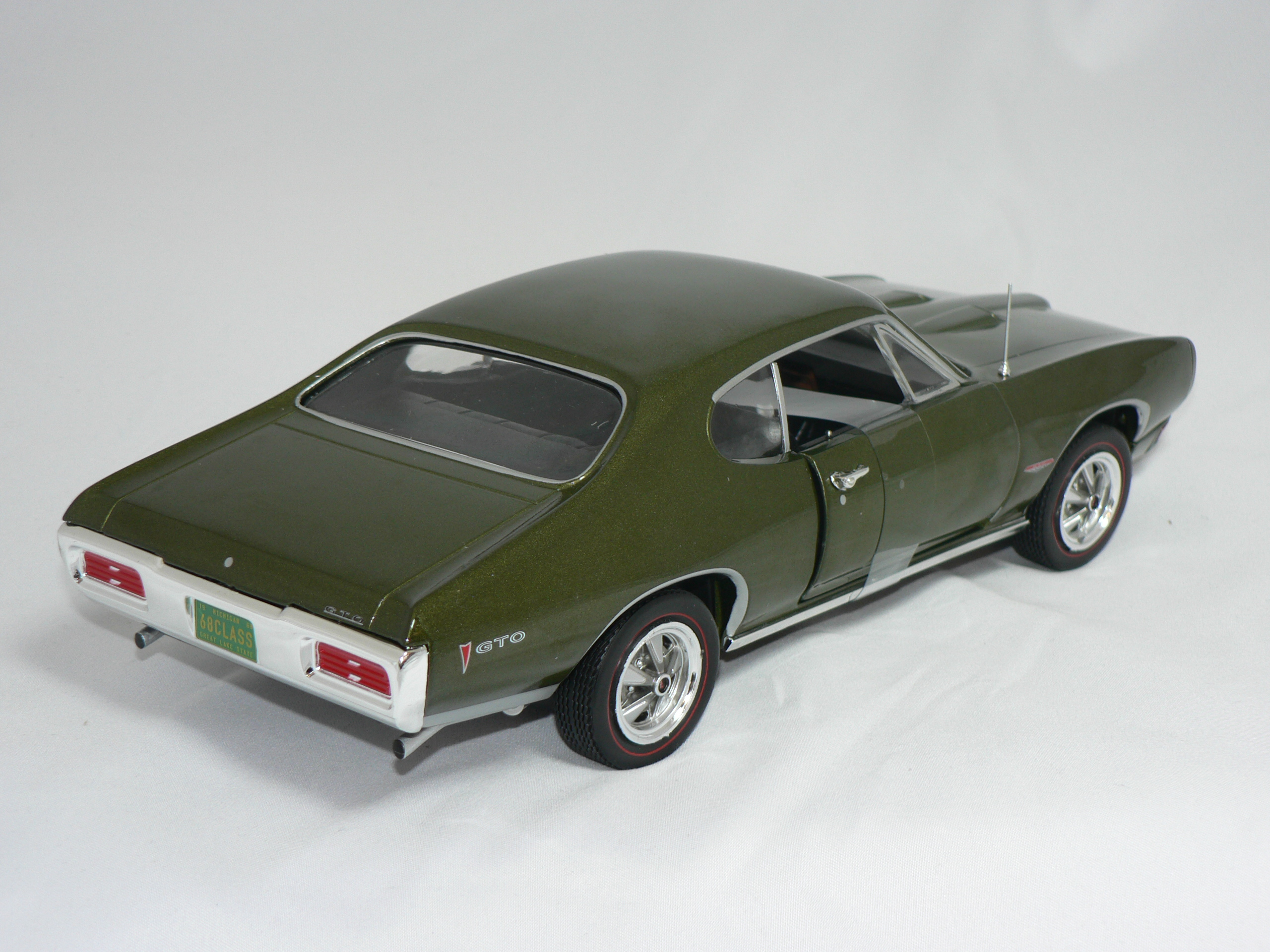 Pontiac GTO -1968 (CLASS OF 68) 50th ANNIVERSARY (LIMITED EDITION 1 of 1002pcs  1:18  Ertl/Auto World - 2