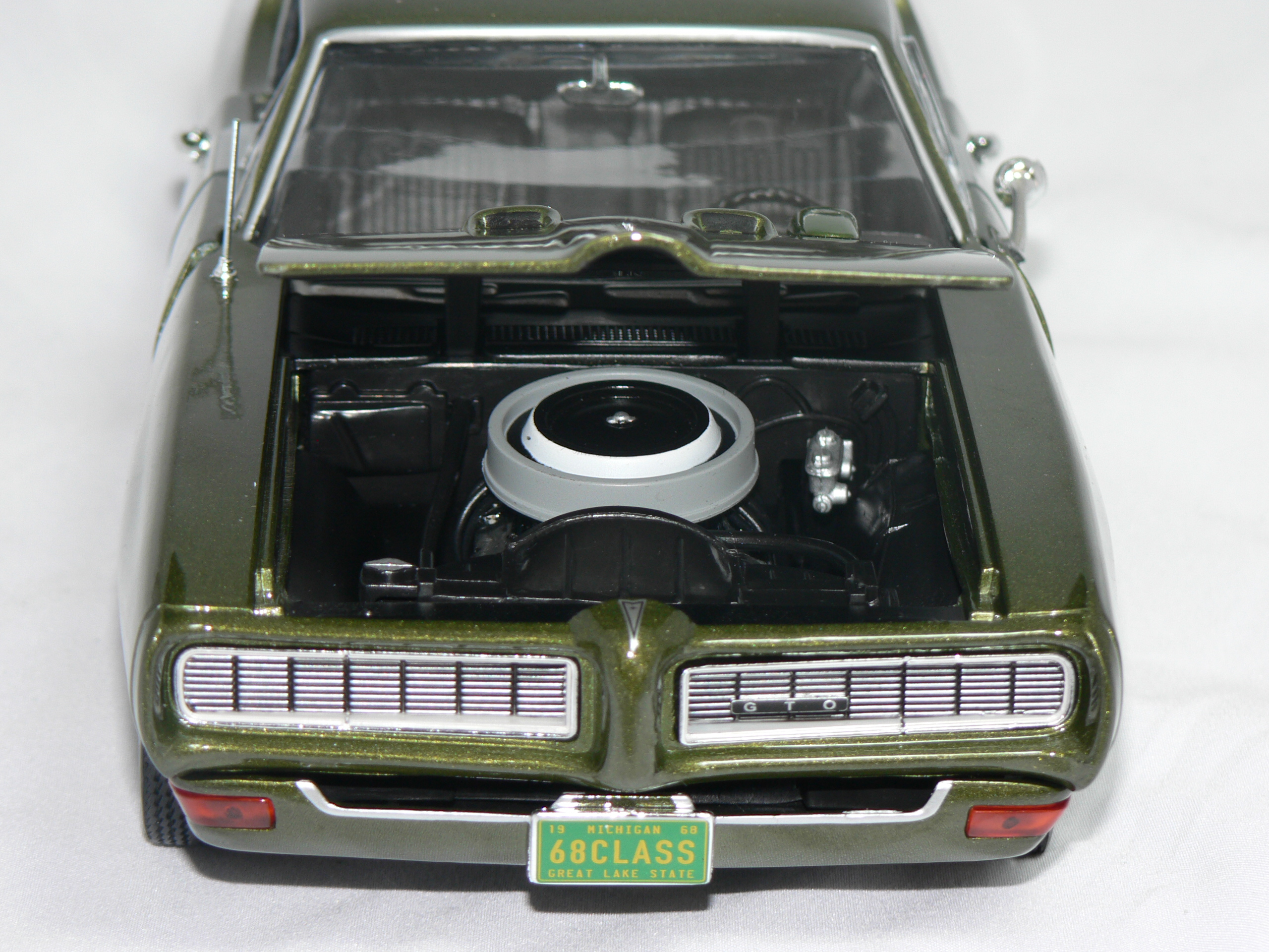 Pontiac GTO -1968 (CLASS OF 68) 50th ANNIVERSARY (LIMITED EDITION 1 of 1002pcs  1:18  Ertl/Auto World - 3