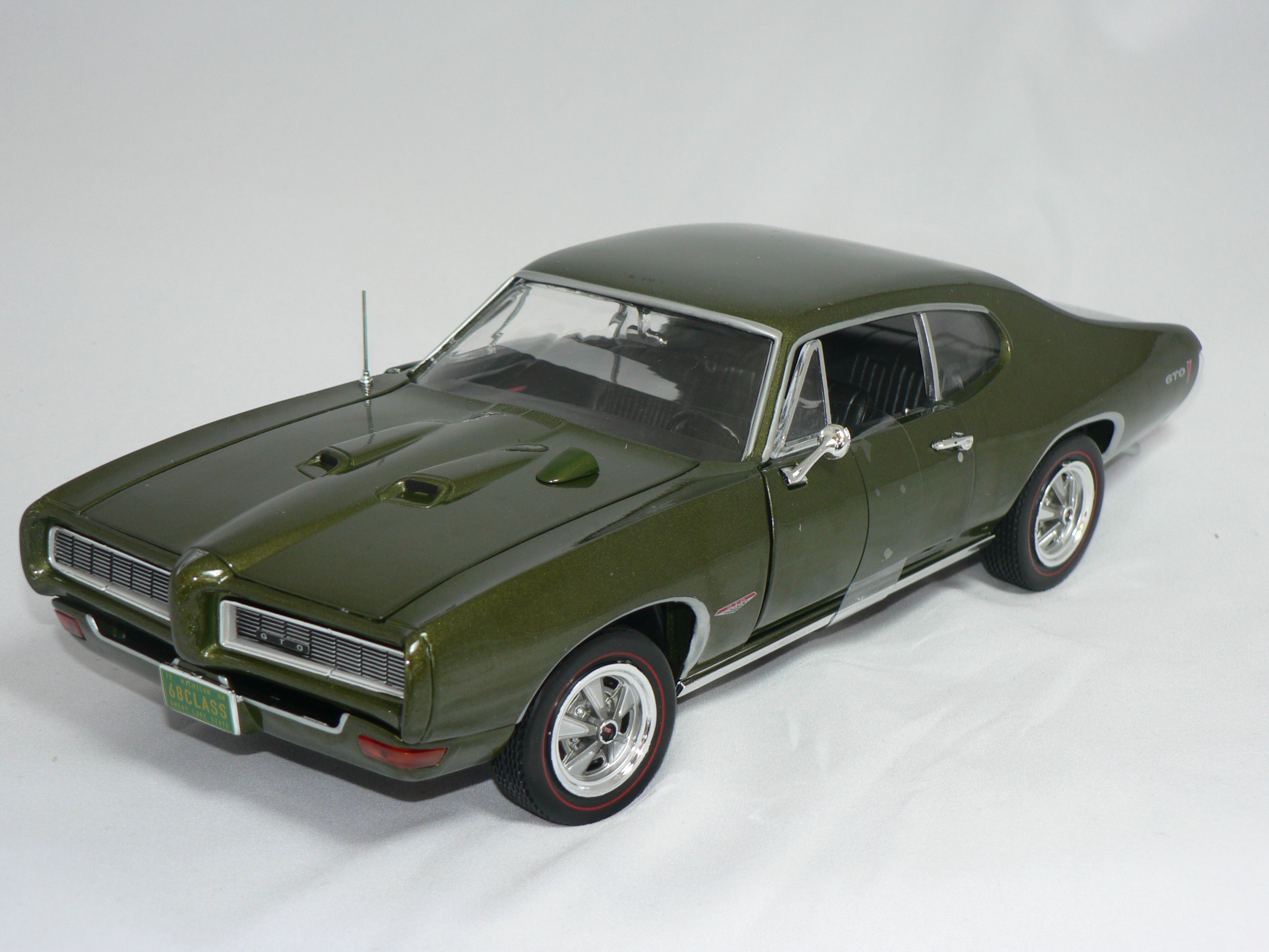Pontiac GTO -1968 (CLASS OF 68) 50th ANNIVERSARY (LIMITED EDITION 1 of 1002pcs  1:18  Ertl/Auto World