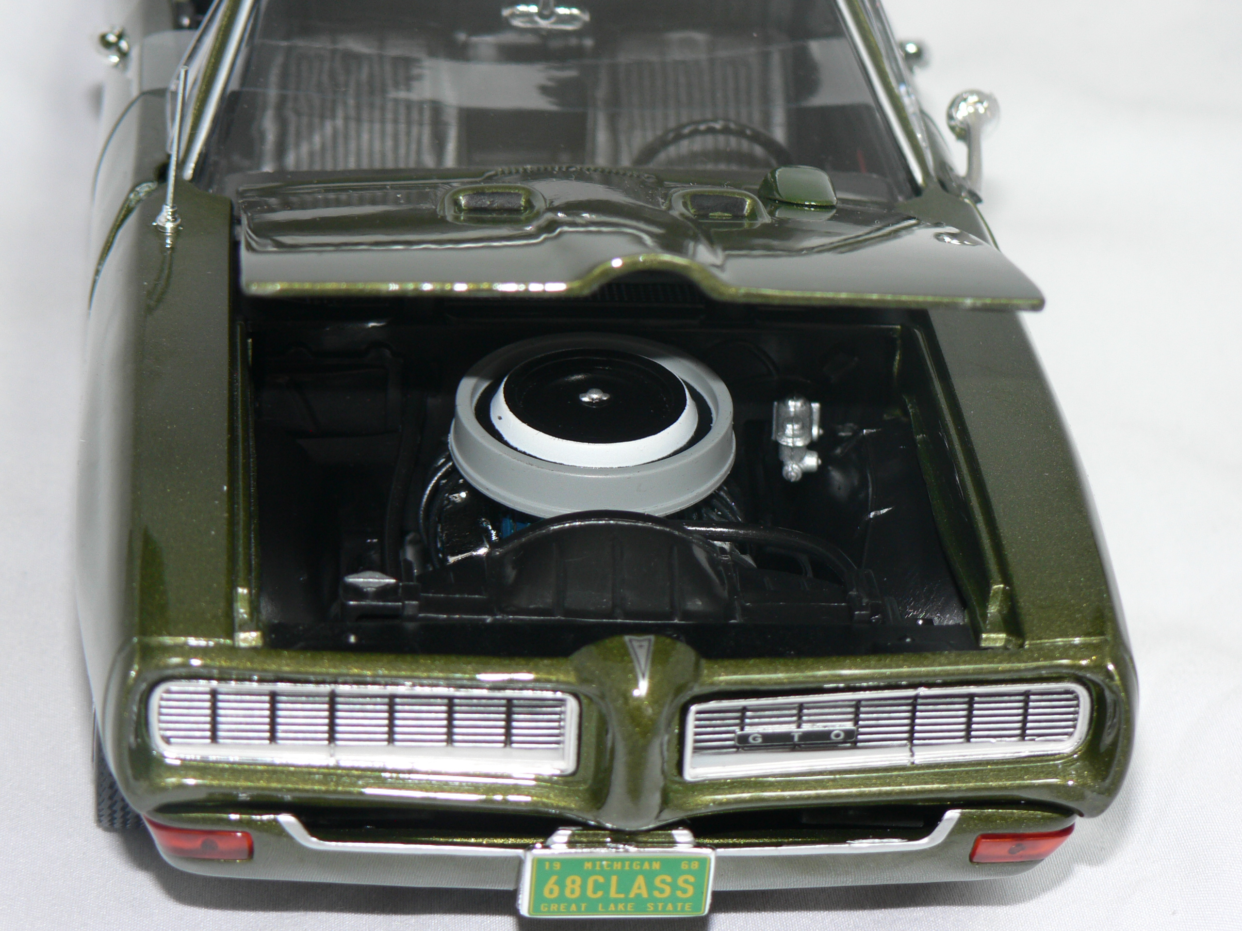 Pontiac GTO -1968 (CLASS OF 68) 50th ANNIVERSARY (LIMITED EDITION 1 of 1002pcs  1:18  Ertl/Auto World - 4