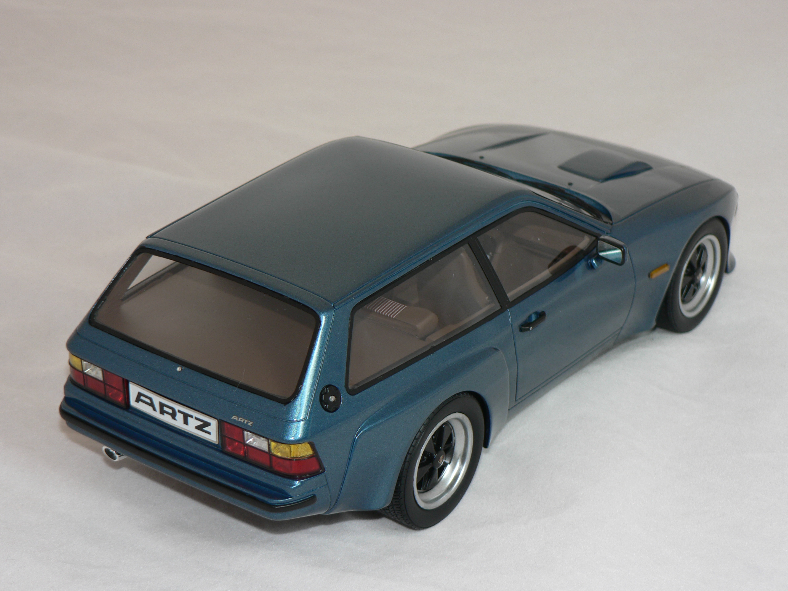 Porsche 924 Turbo Kombi -1981 "ARTZ" (INGET ÖPPNINGSBART) Limited Edition   1:18  Ixo - 2