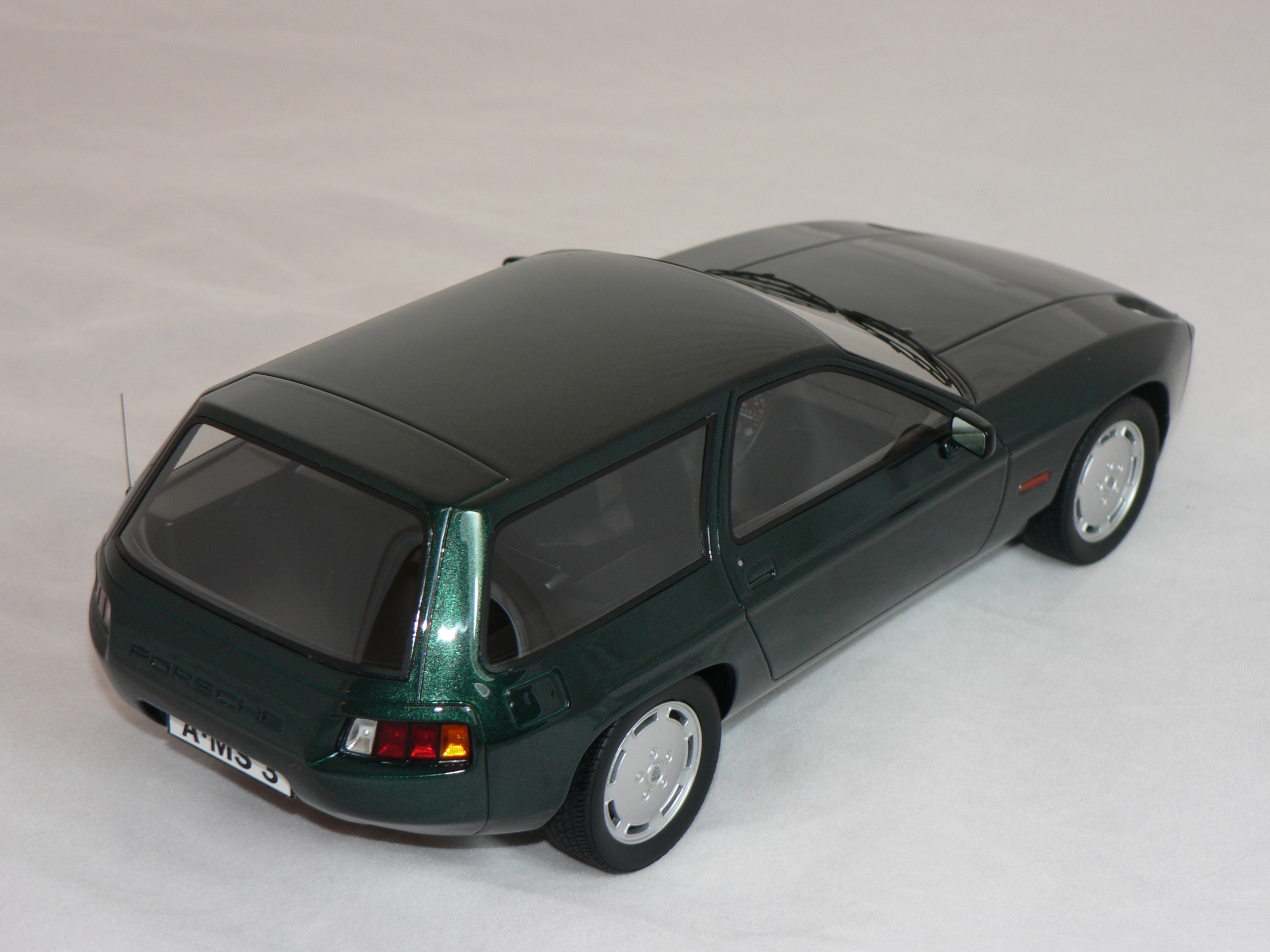 Porsche 928 S Kombi -1979 "ARTZ" (INGET ÖPPNINGSBART) Limited Edition  1:18  Ixo - 2
