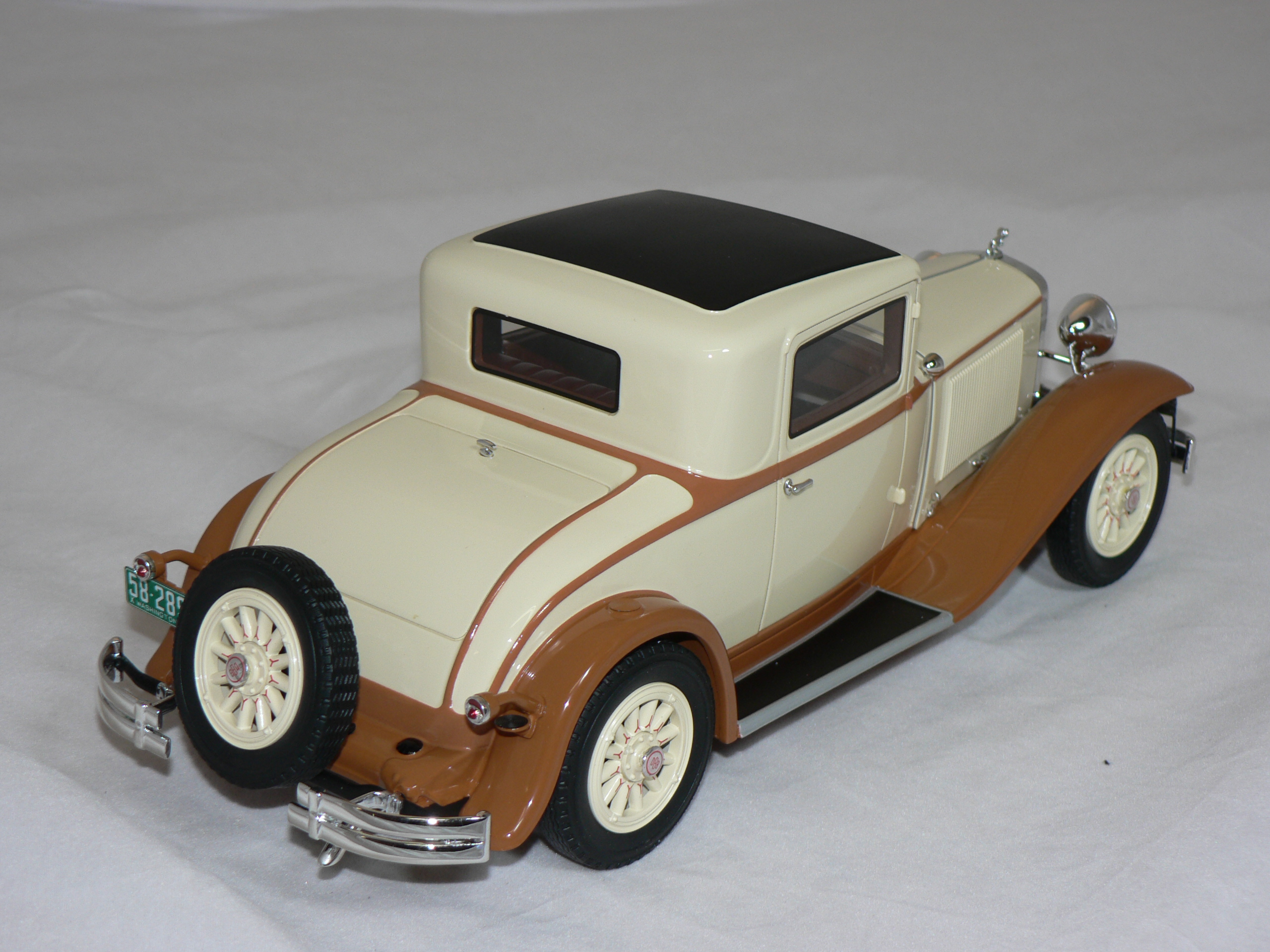Dodge Eight DG Coupe -1931 (INGET ÖPPNINGSBART)   1:18   Bos Models - 2