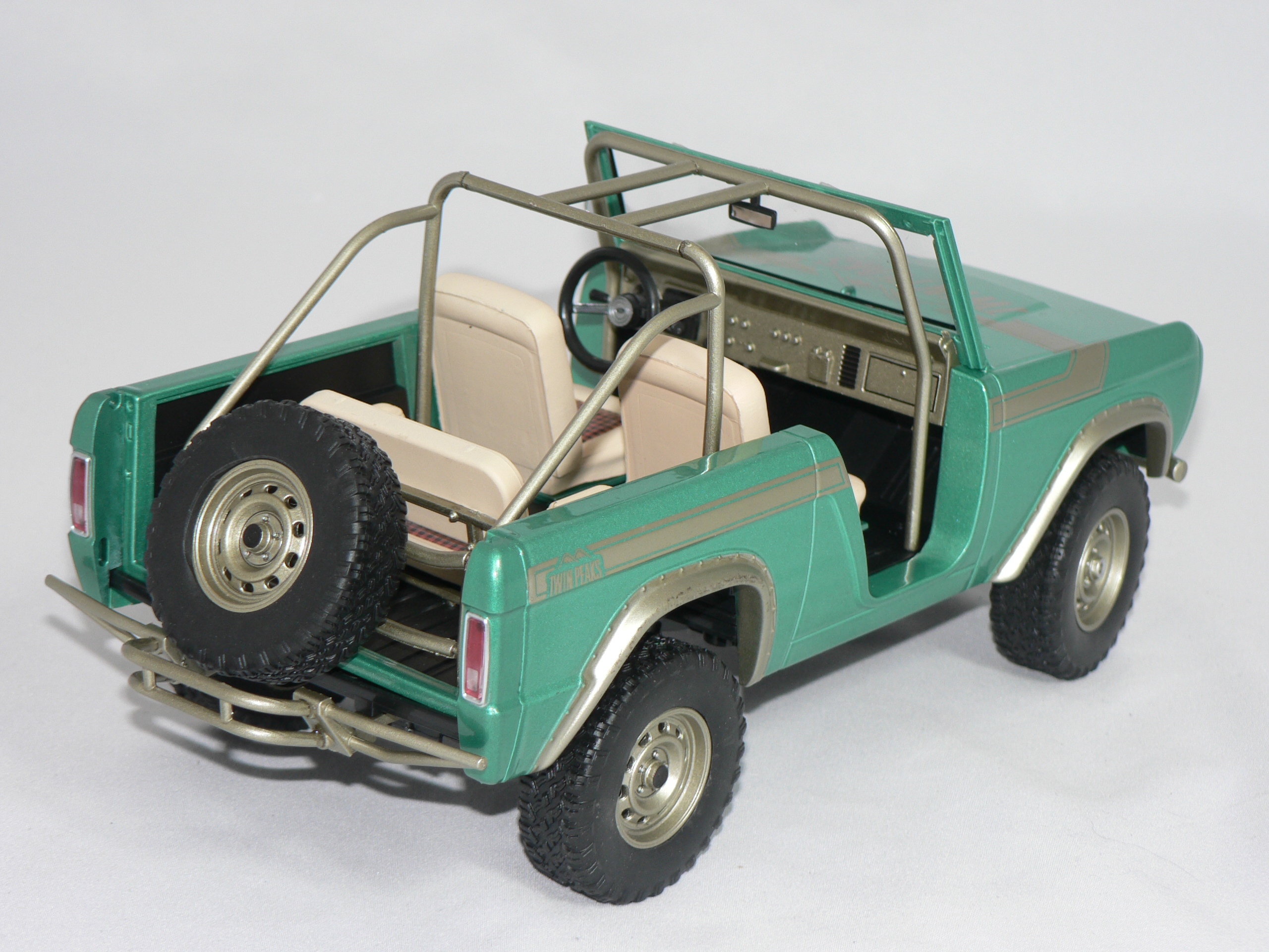 Ford Bronco -1976 "TWIN PEAKS" (GAS MONKEY GARAGE 2012)  1:18 Greenlight - 2