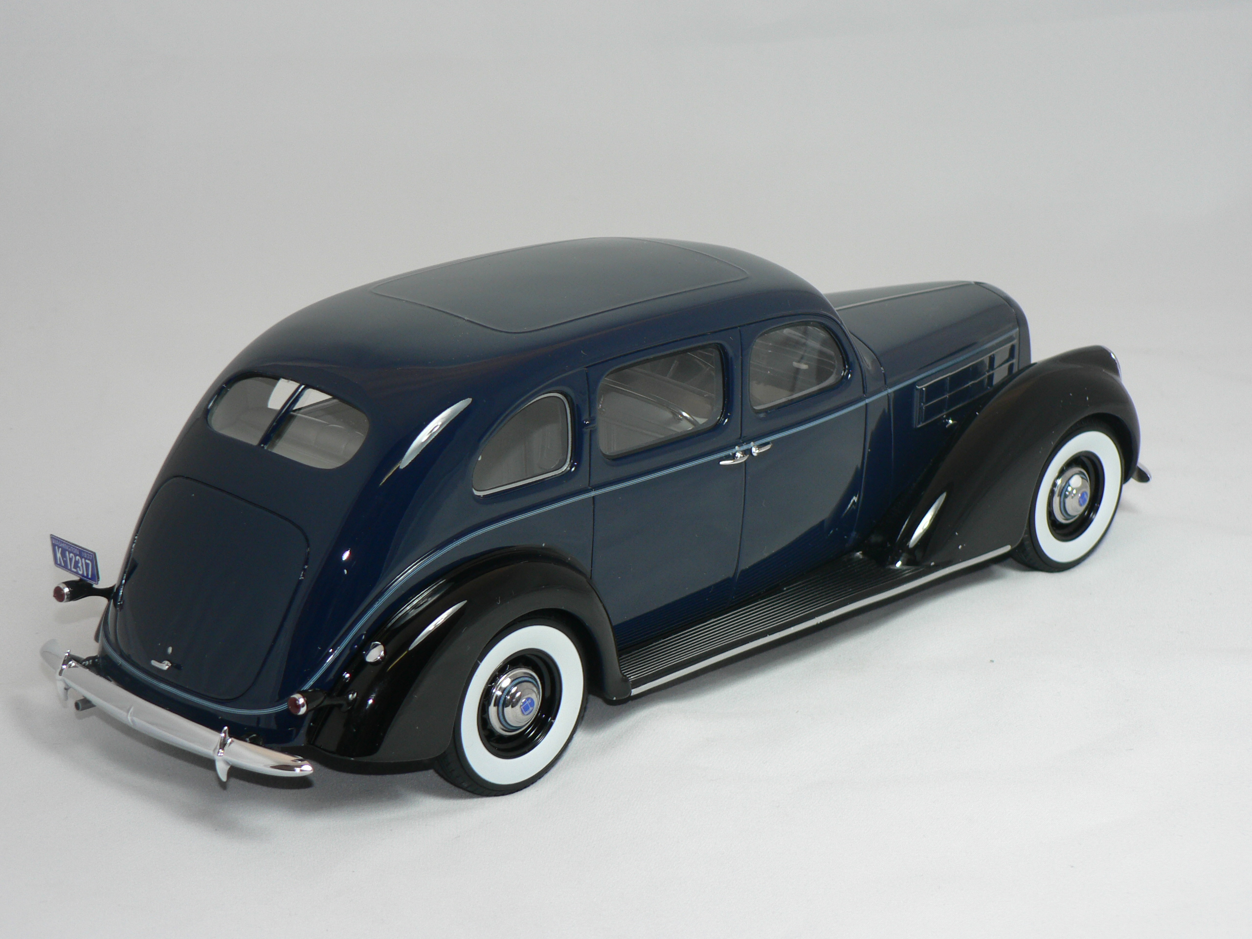 Lincoln V-12 Model K Limousine -1937 Mörkblå (INGET ÖPPNINGSBART) LIMITED EDITION 504pcs   1:18   Bos Models - 2