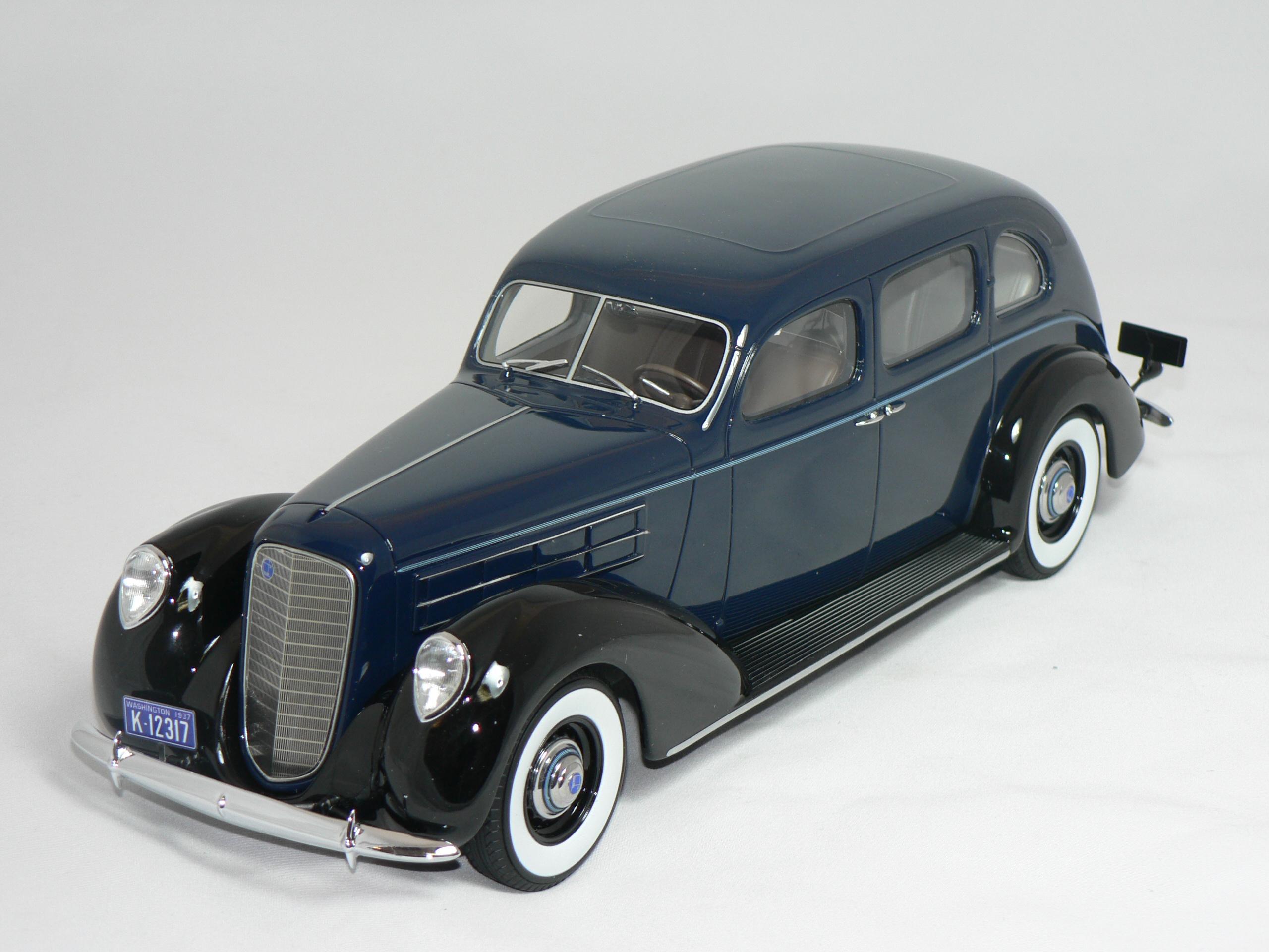 Lincoln V-12 Model K Limousine -1937 Mörkblå (INGET ÖPPNINGSBART) LIMITED EDITION 504pcs   1:18   Bos Models