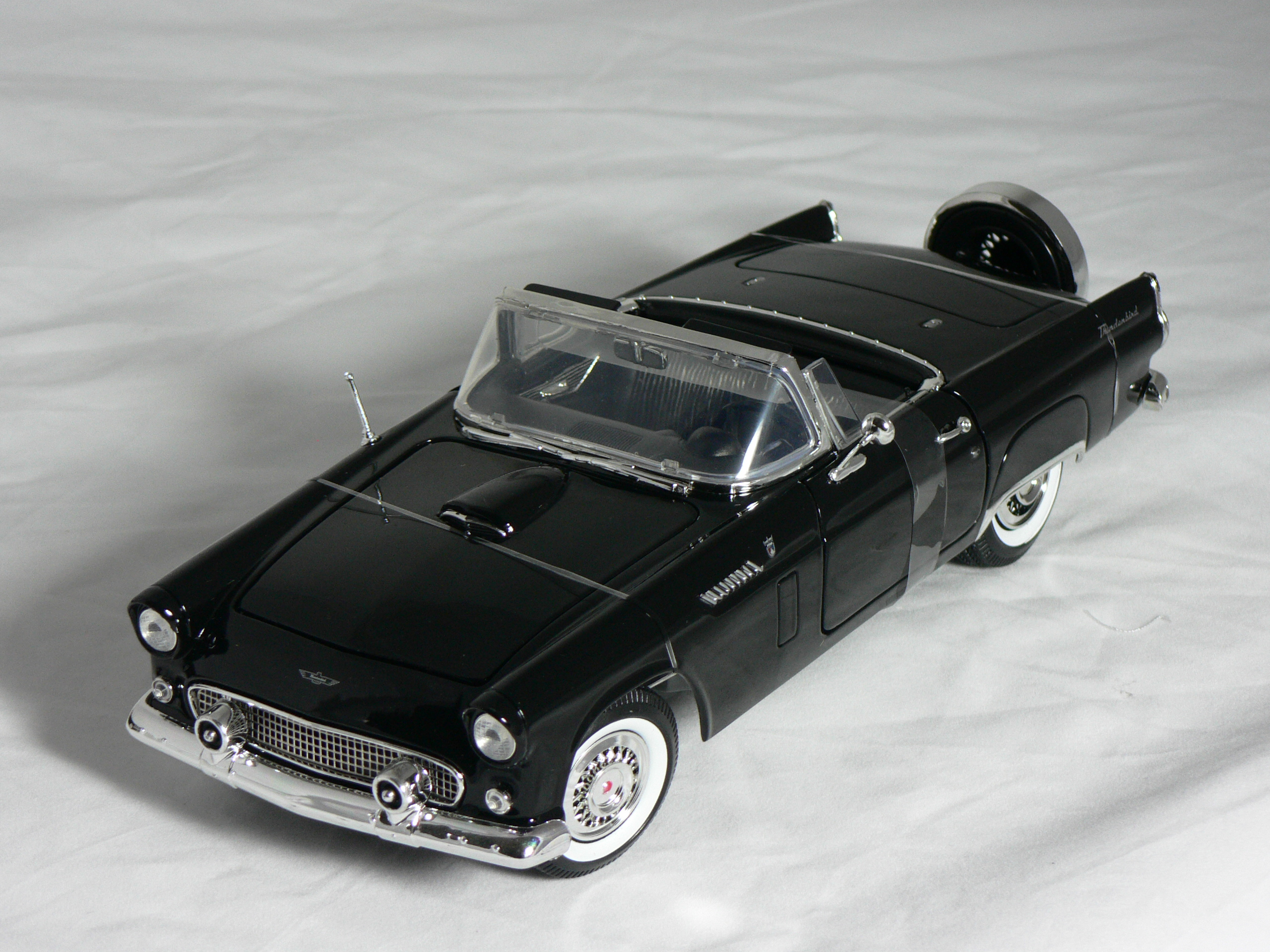 Ford Thunderbird Convertible -1956   1:18  Motor Max