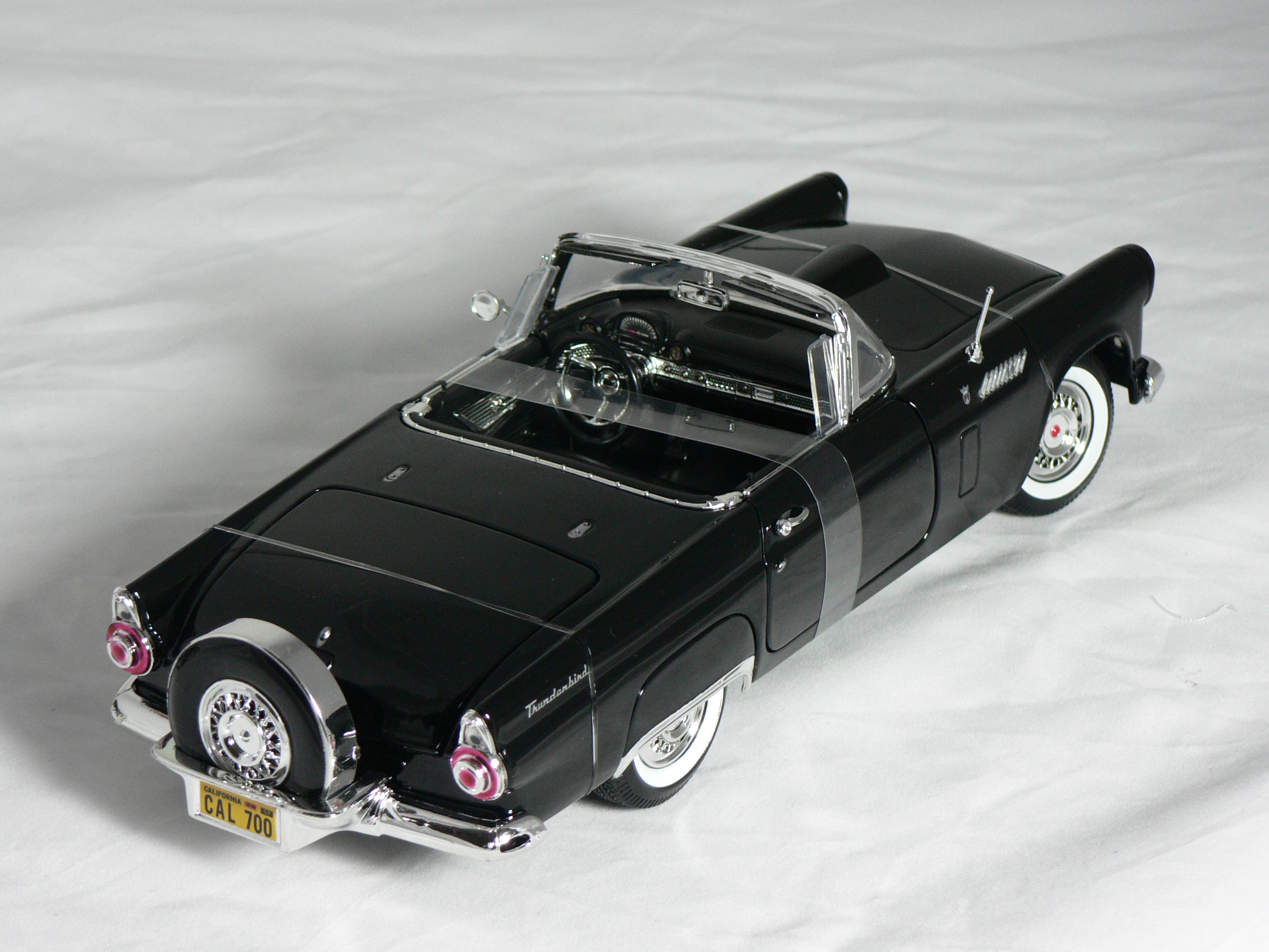Ford Thunderbird Convertible -1956   1:18  Motor Max - 2