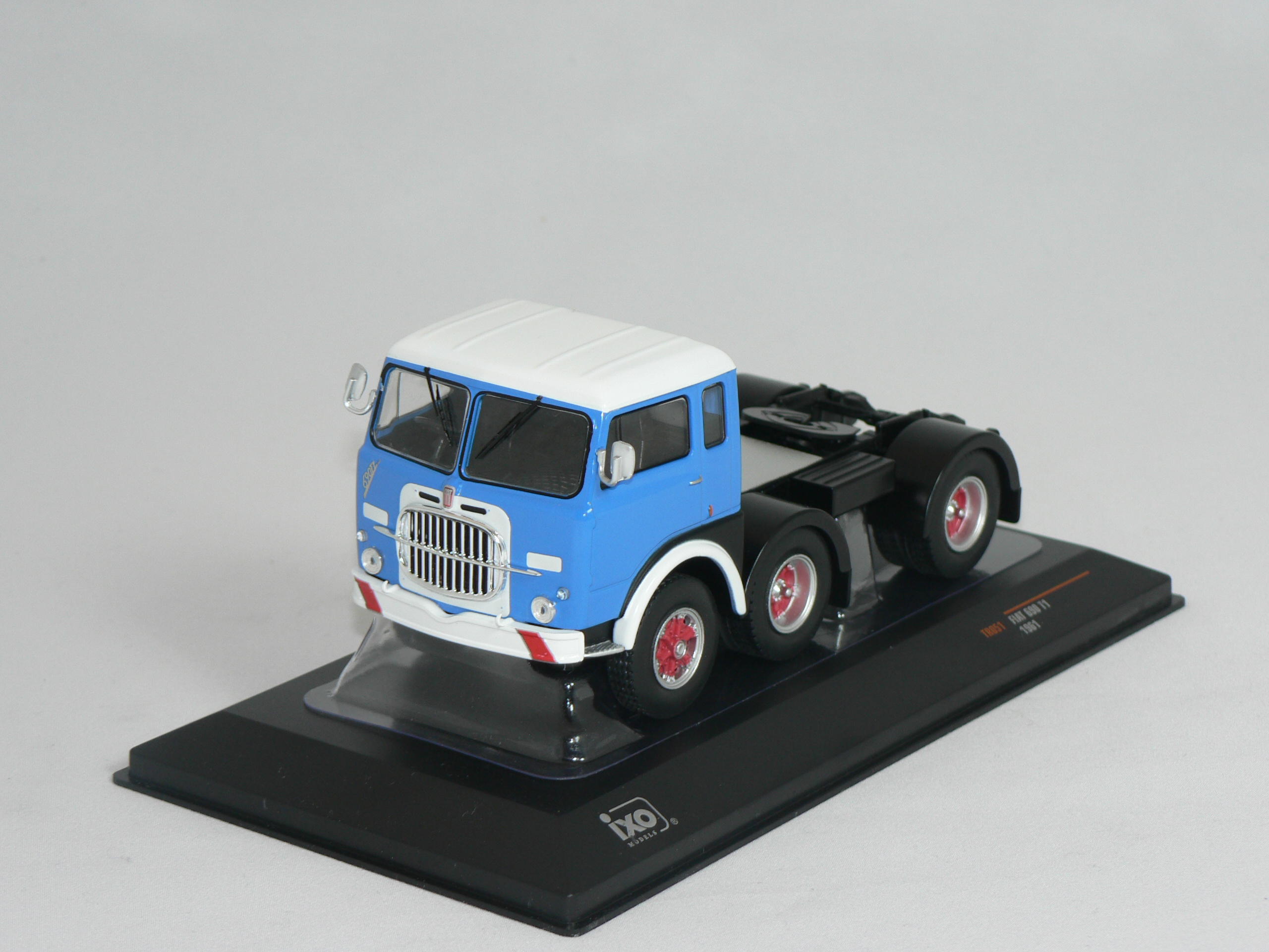 Fiat 609 T1   !961  IXO 1:43