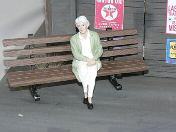 Figur ( Old Couple 2 )  Skala  BÄNK INGÅR EJ  1:18  American Diorama