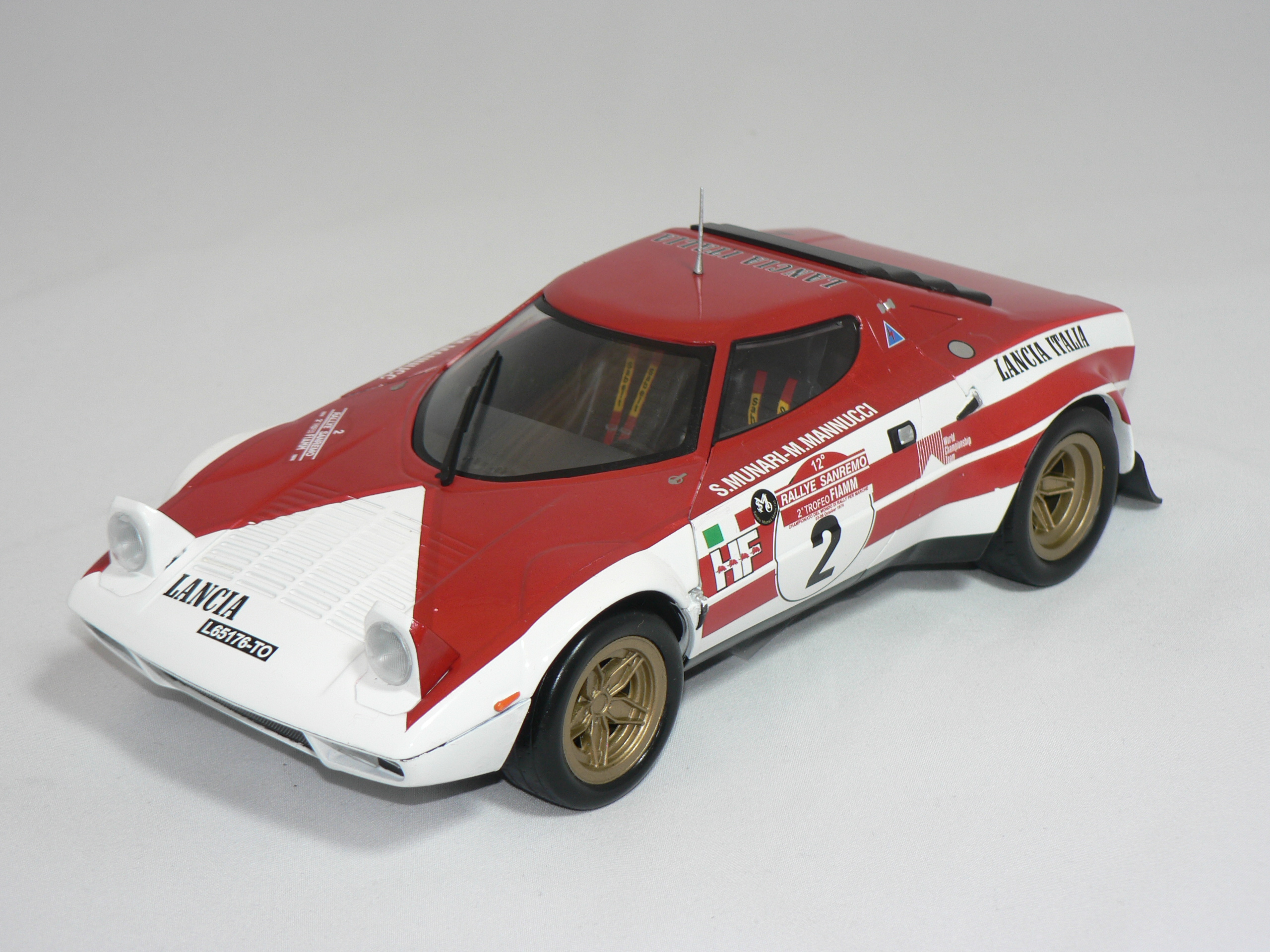 Lancia Stratos HF (Winner Sanremo Rally 1974) S.Munari-M.Mannucci (INGET ÖPPNINGSBART) DEKALER MEDFÖLJER   1:18  Triple 9 