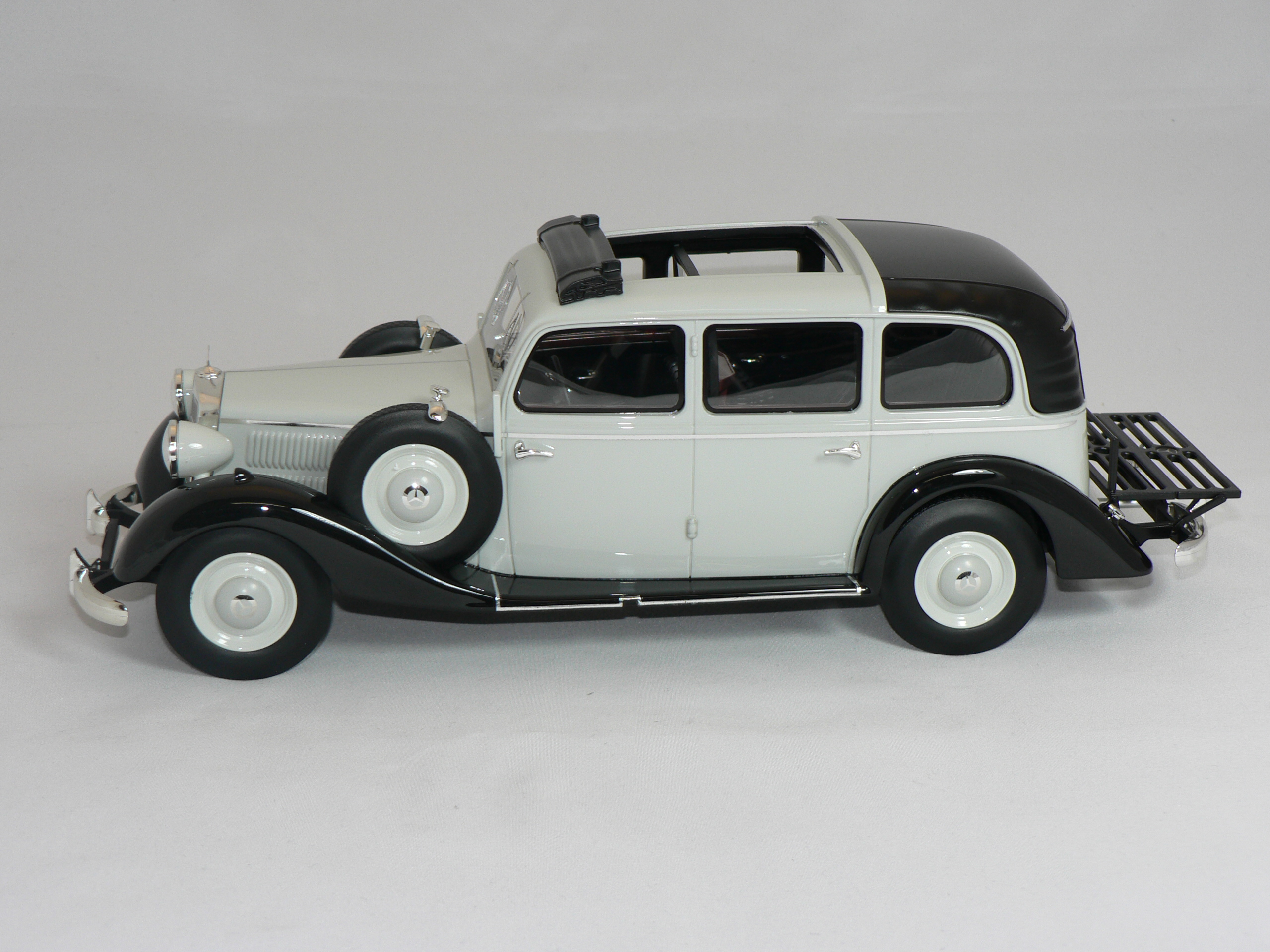 MERCEDES-BENZ  260D Pullman Landaulet  1936  1:18  Triple 9  - 2