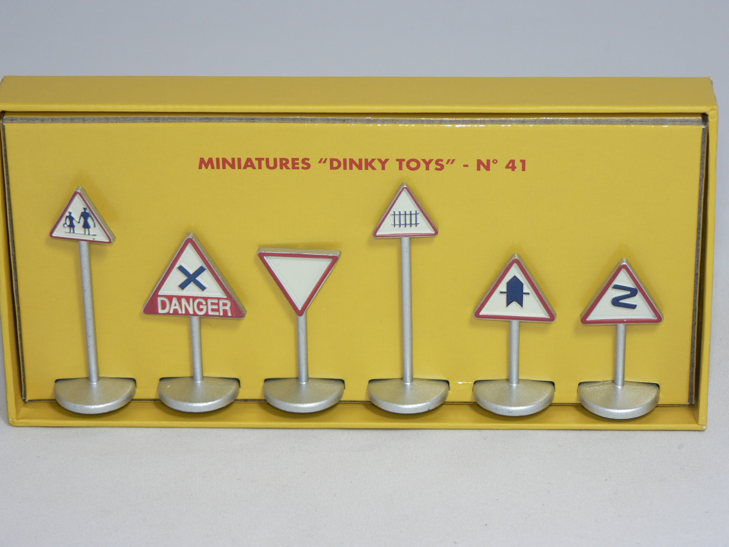 Trafikskyltar (SET MED 6ST)  1:43 Atlas