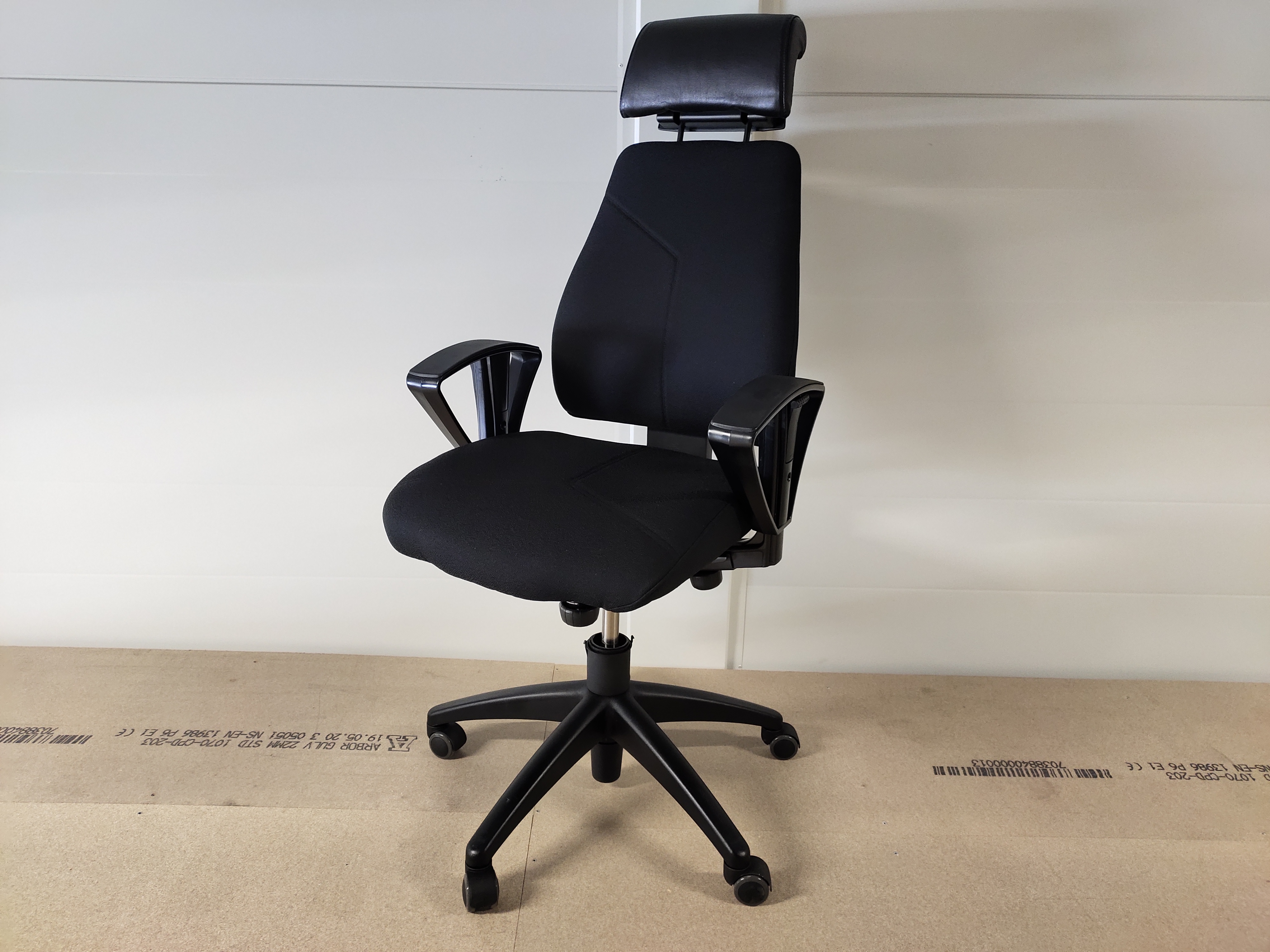 Office chair, Kinnarps 8000 Synchrone with armrests -  - Used  is the New