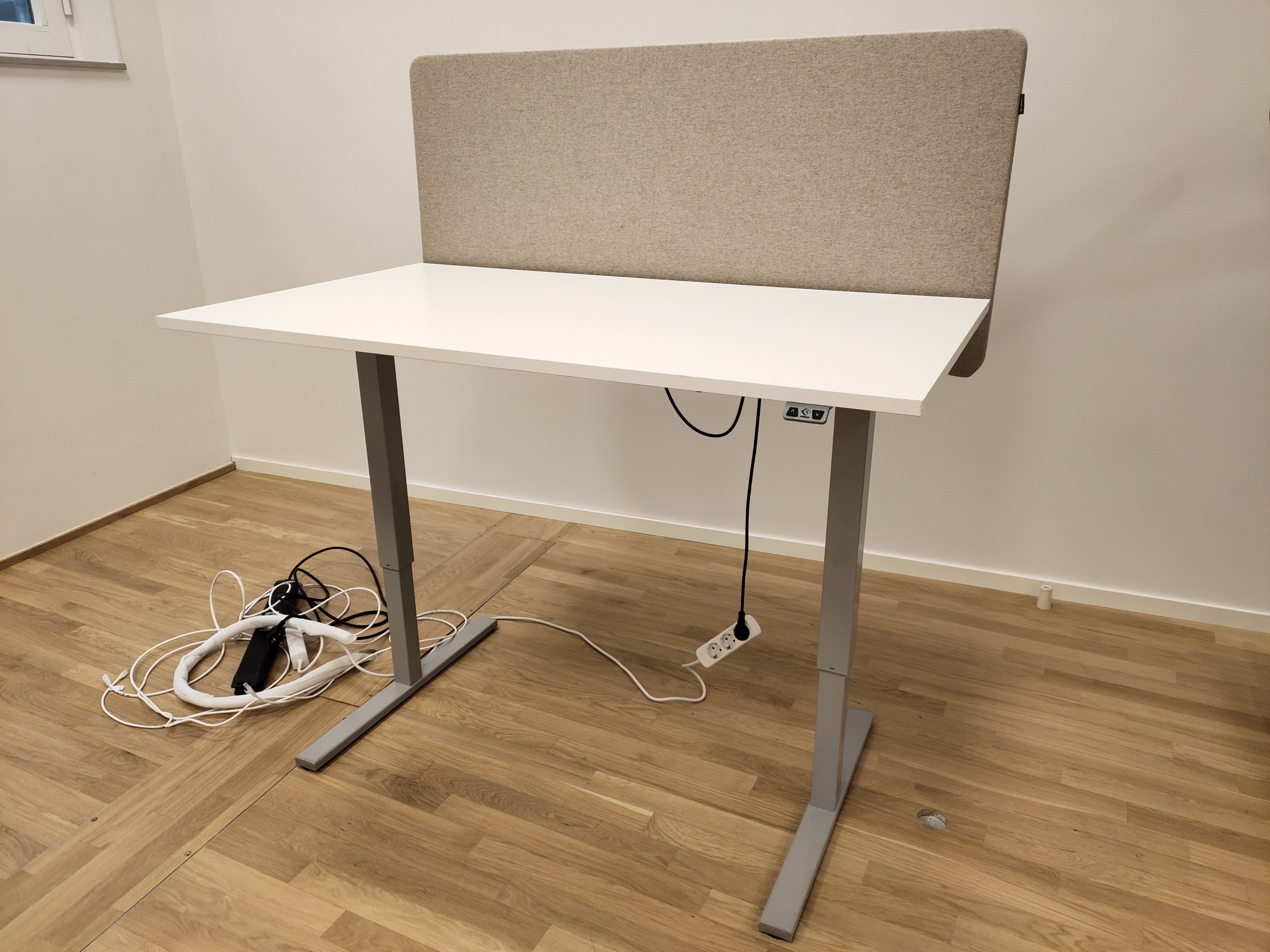 Height-adjustable Desk 140 x 80
