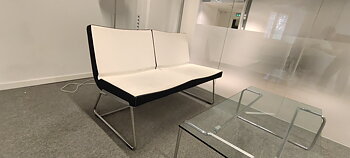 2-Sitzer-Sofa, Lammhults A-line mit Glastisch - weißes Leder