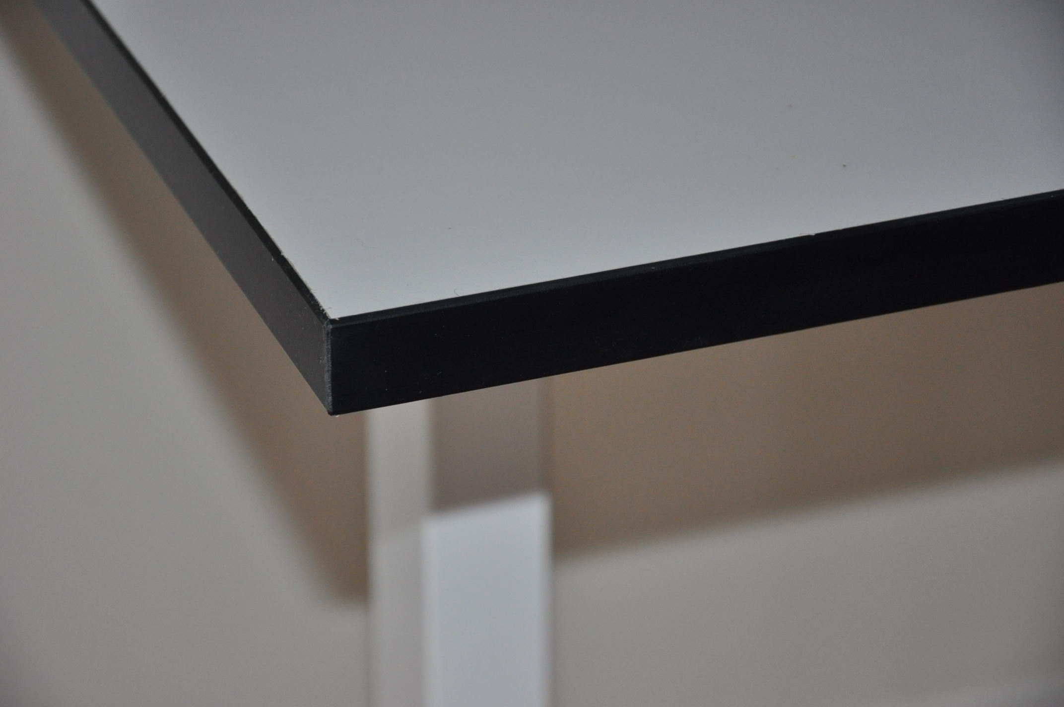 Tafelblad tot bureaus, grijs laminaat met kabelgat - 160 x 75 cm - AllForSale.se - Gebruikt het nieuwe