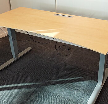 Height-adjustable desk with cable cover - 160 x 80 cm