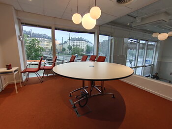 Round conference table with electrical socket - 180 cm
