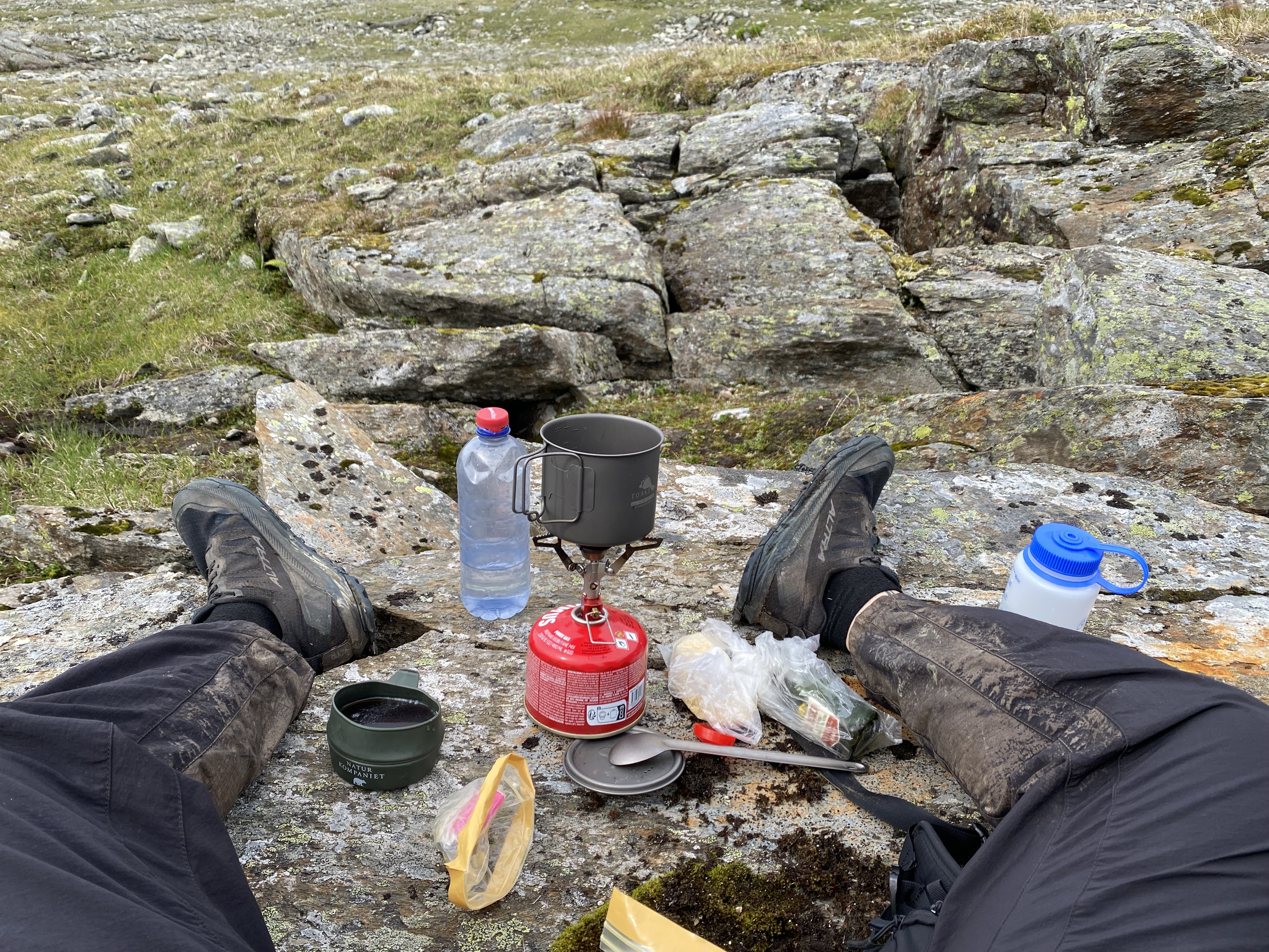Matlagning bland fjällens klippor.