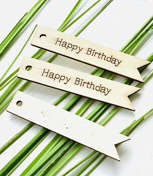 Trä Tag "Happy Birthday" 63x12,5mm 1st