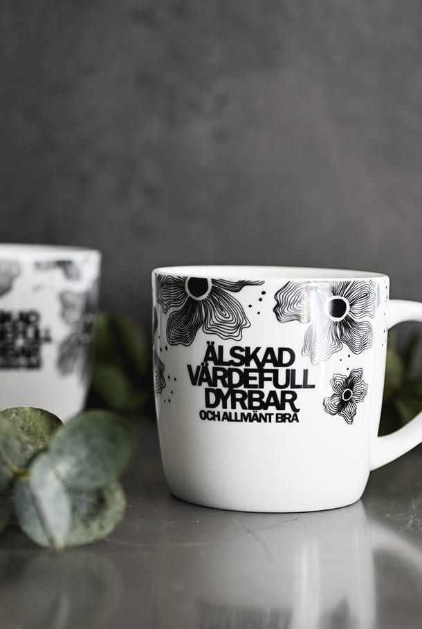 Mugg med blommor - Älskad, Värdefull, Dyrbar. Och allmänt bra. - 2