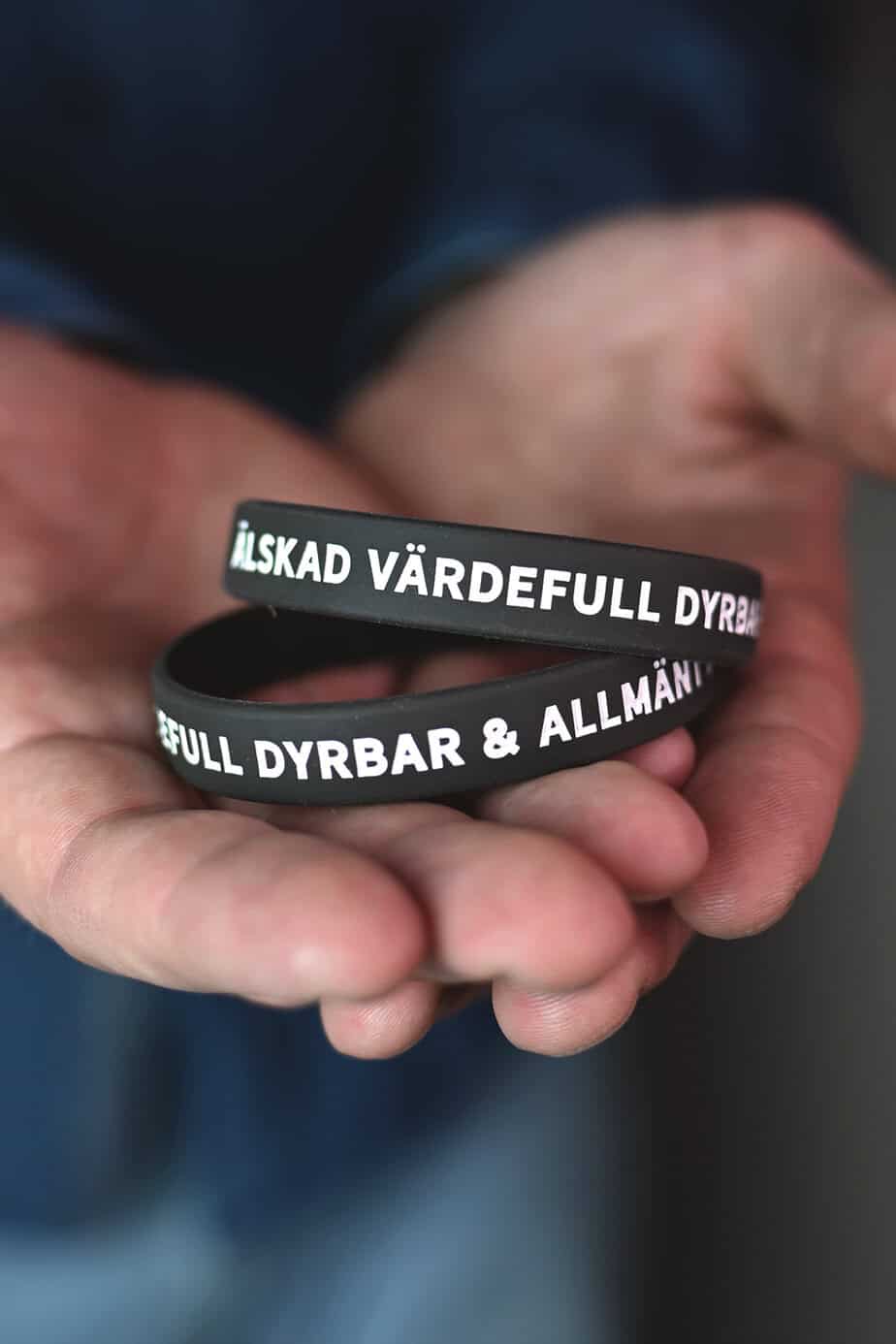 Silikonarmband, svart: Älskad, värdefull, dyrbar. Och allmänt 
