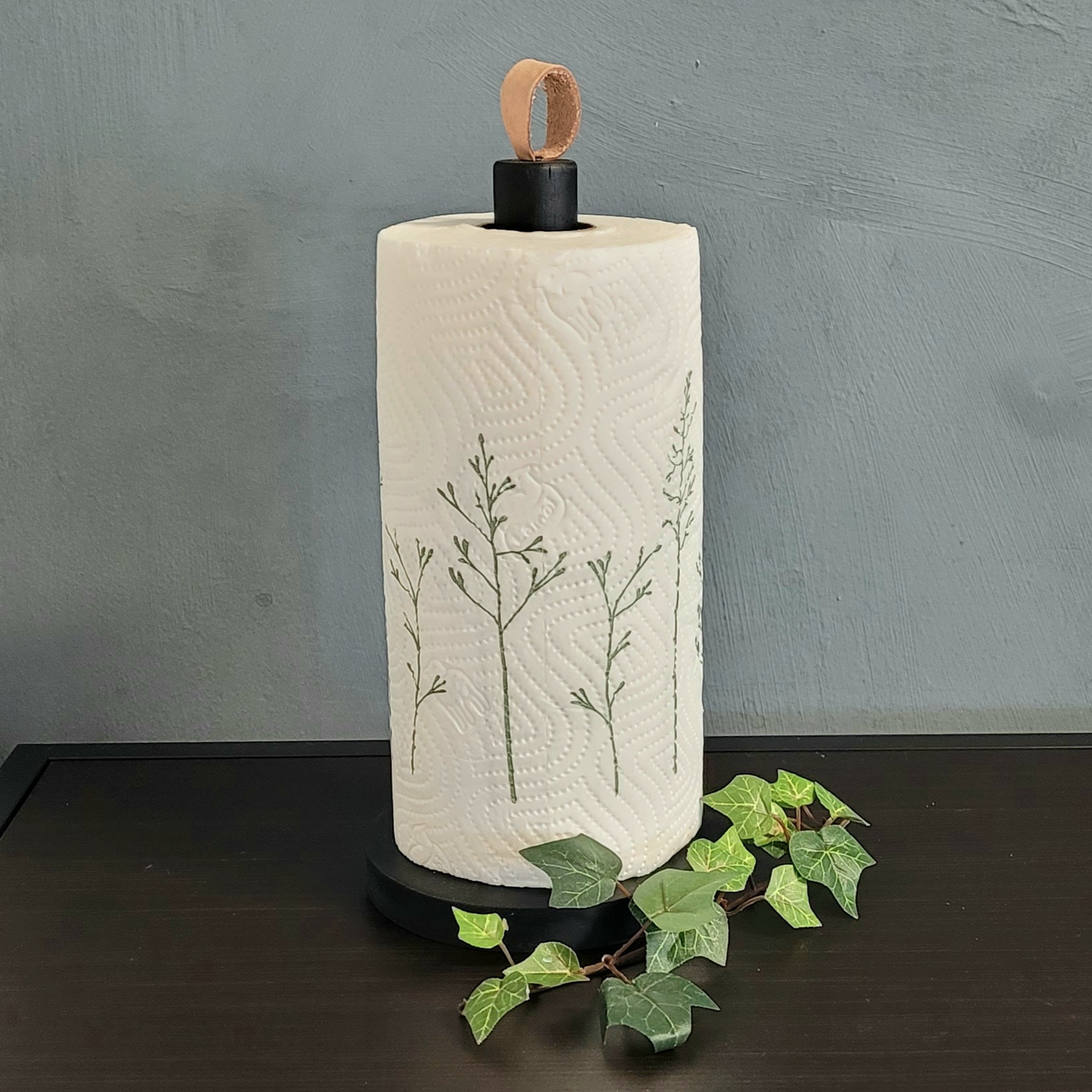 Hushållspappershållare trä svart – Different Design