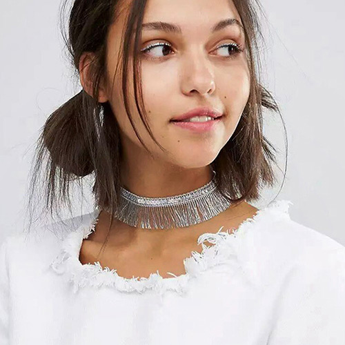 Short tassel choker