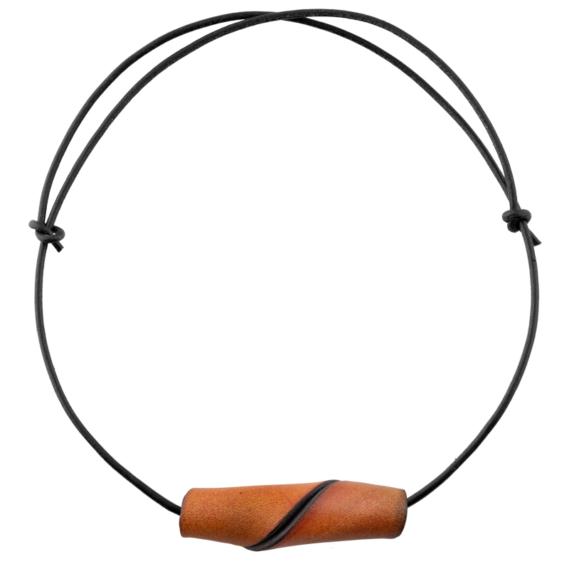 Leather necklace with cognac pearl